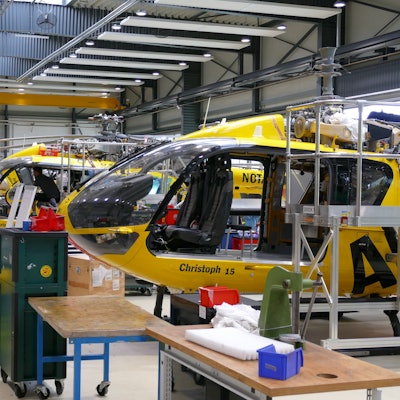 Ein Blick in die Werft in Hangelar, wo an mehreren Hubschraubern gleichzeitig gearbeitet wird.