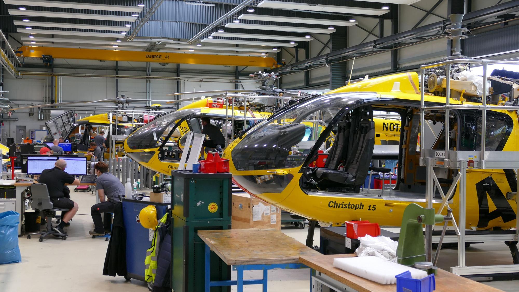 Ein Blick in die Werft in Hangelar, wo an mehreren Hubschraubern gleichzeitig gearbeitet wird.