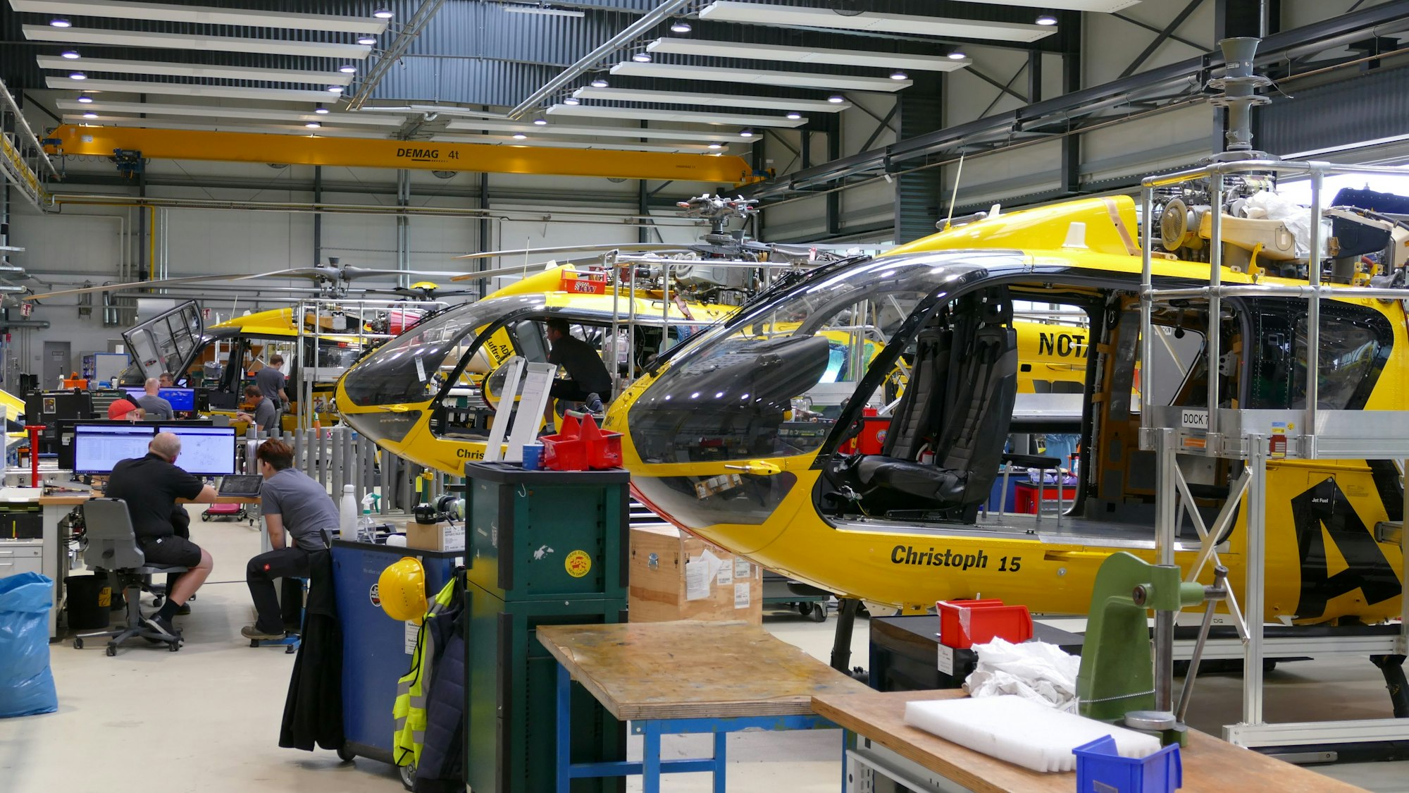 Ein Blick in die Werft in Hangelar, wo an mehreren Hubschraubern gleichzeitig gearbeitet wird.