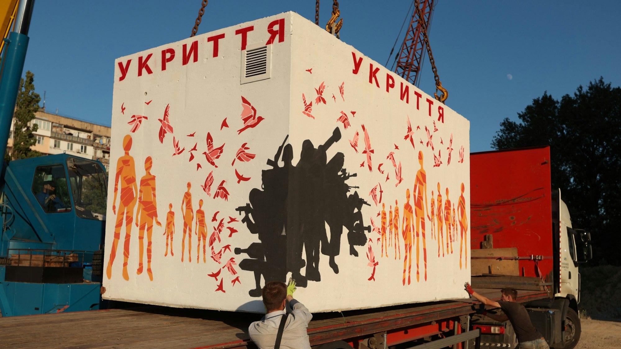 Der vom Künstler Dennis Josef Meseg gestaltete Schutzraum aus Beton wird auf einen Lastwagen verladen.