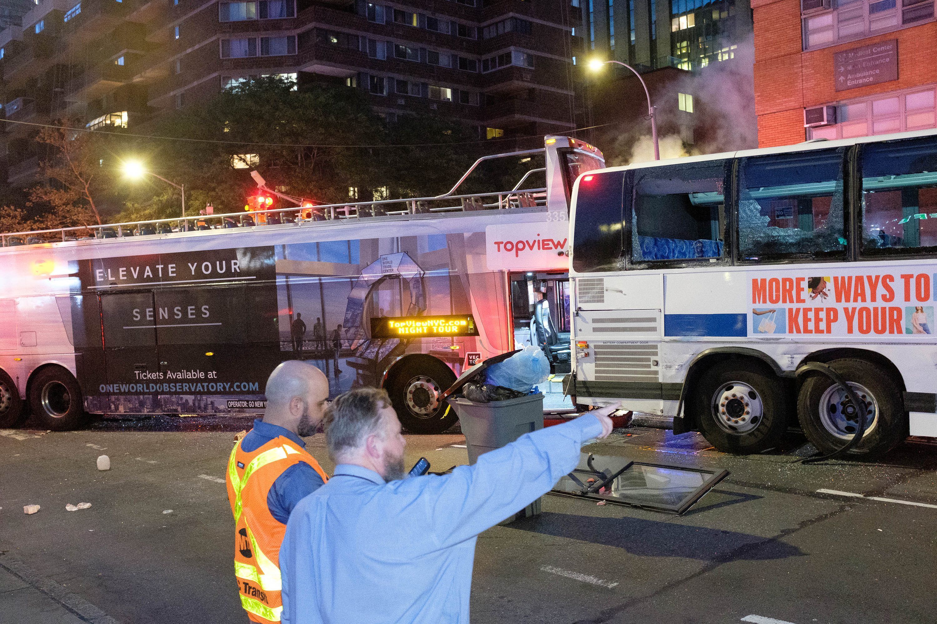 Einsatzkräfte sprechen an der Unfallstelle im Stadtteil Manhattan.