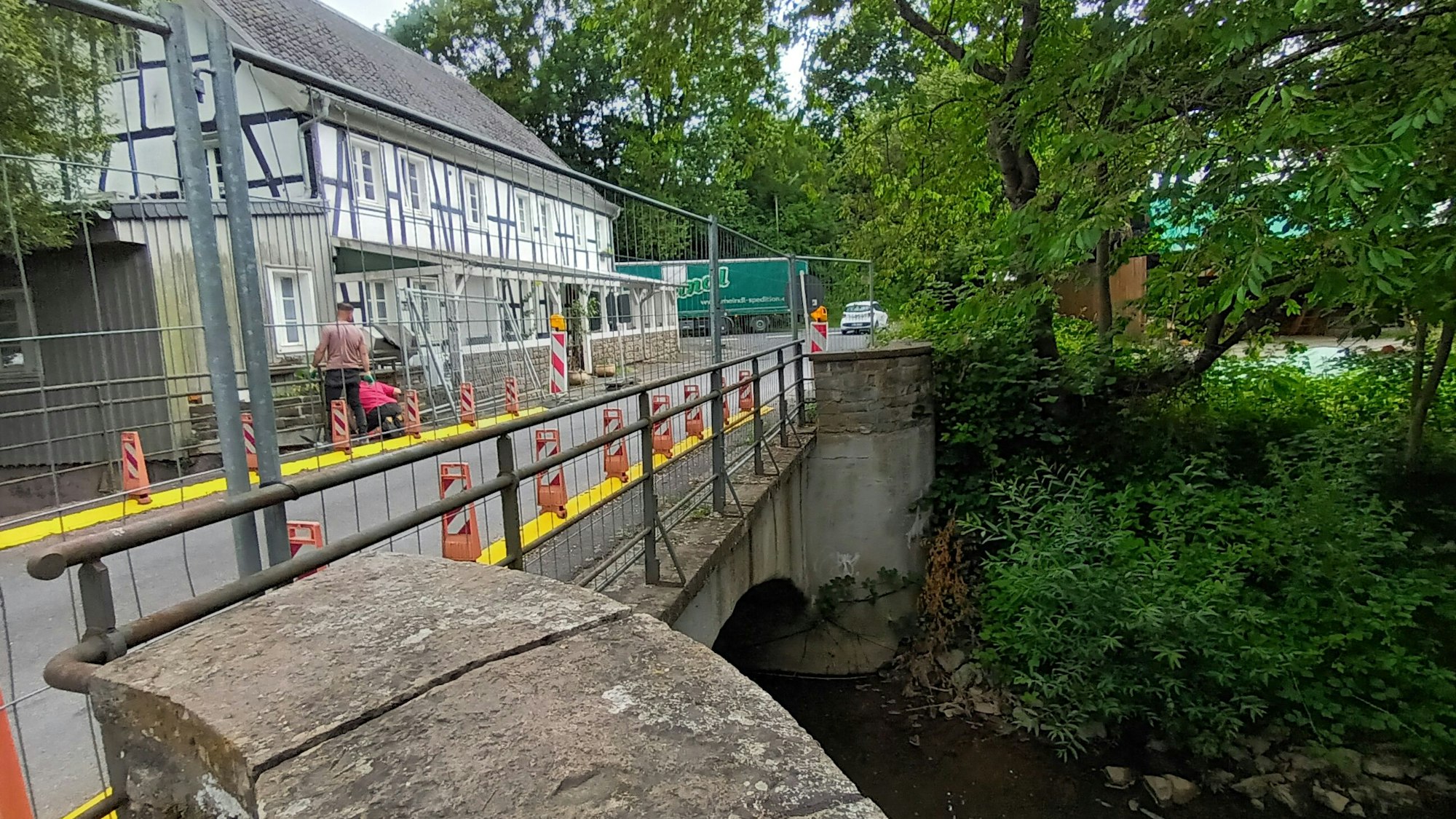 Sie stammt noch aus Kaiserzeiten, die alte Brücke aus Naturstein führt bei Lohmar über den Naafbach.