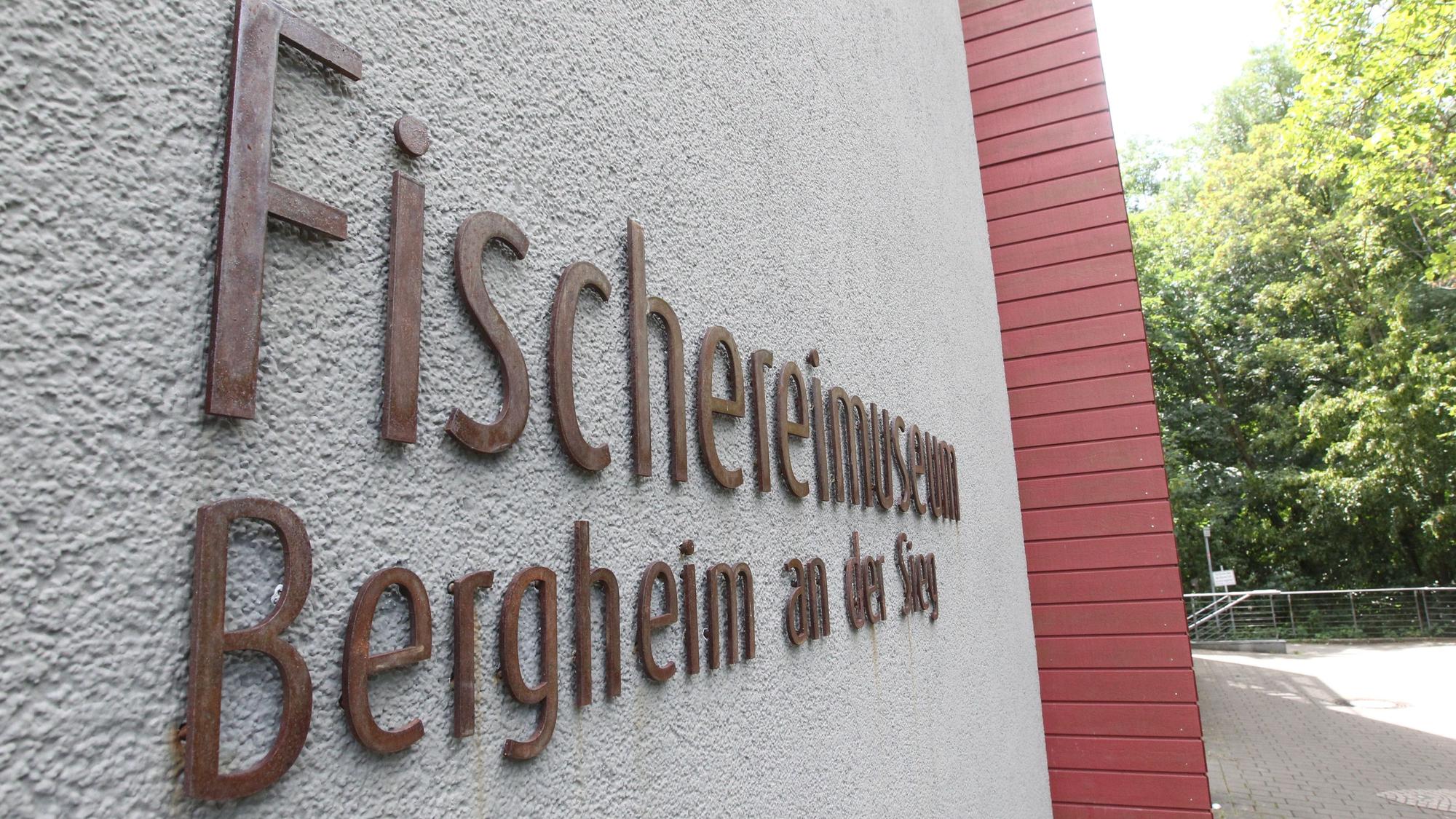 Ein Schild auf einer Hauswand.
