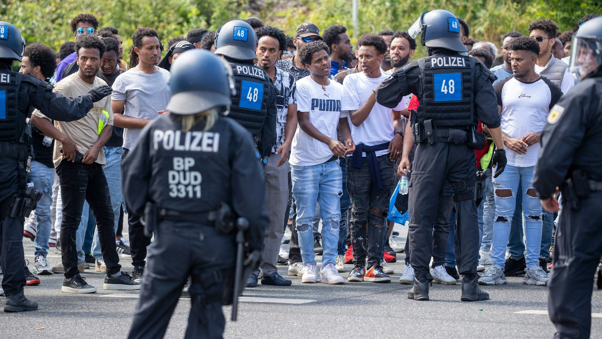 Teilnehmer der Gegendemonstration des Eritrea-Festivals in Gießen gehen durch die Stadt.