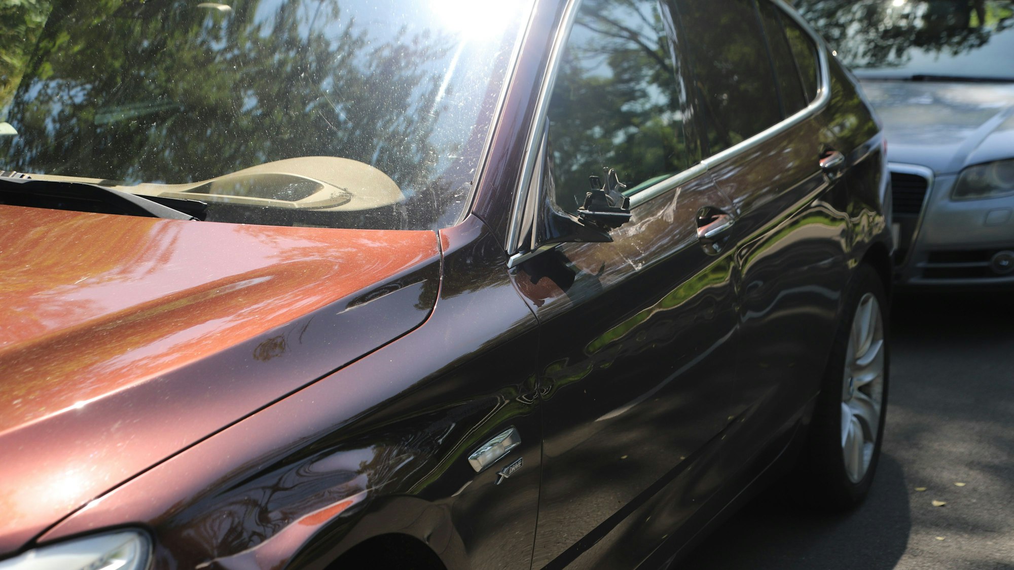 An einem Auto fehlt nach einem Unfall der Seitenspiegel.