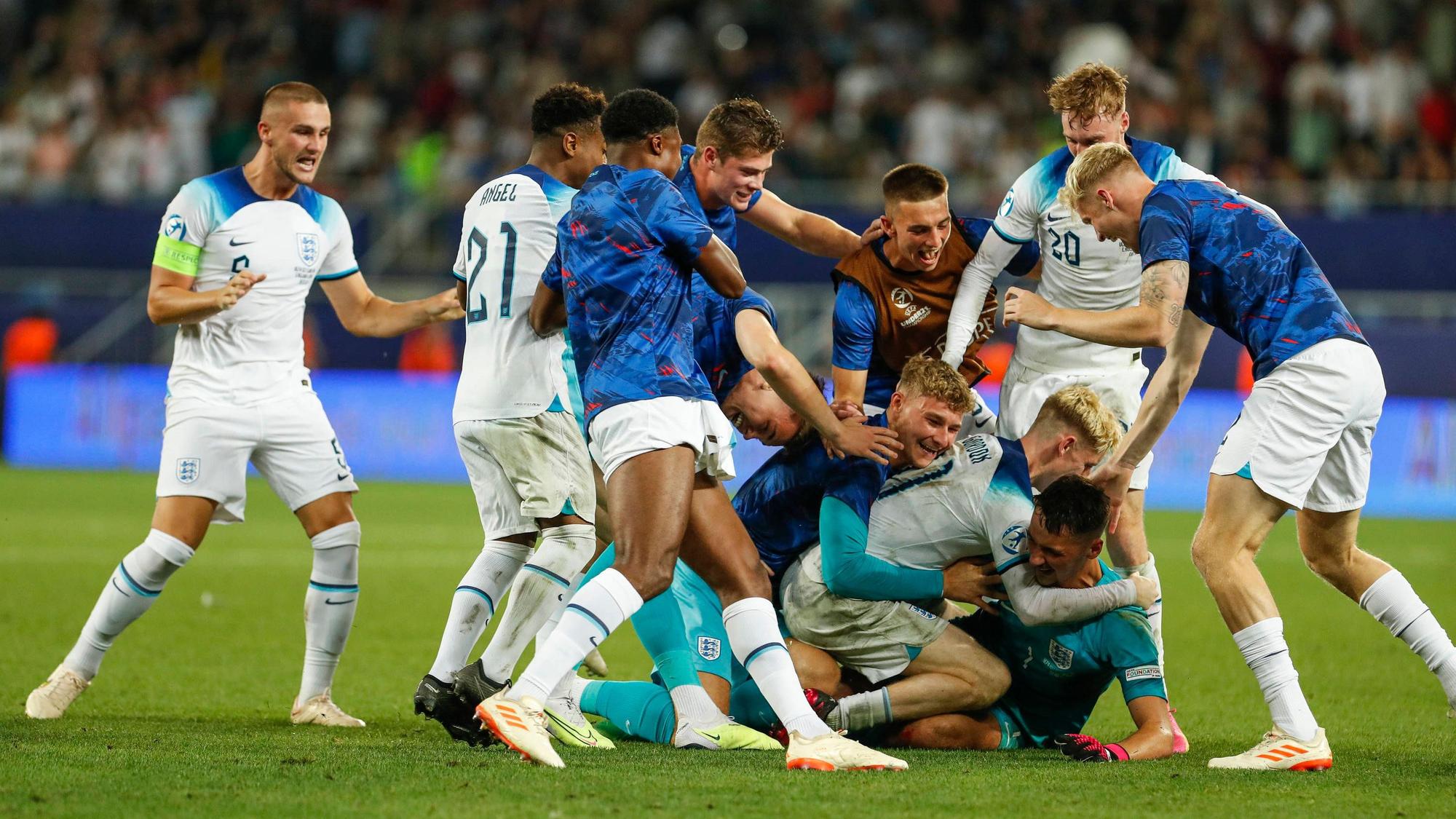 Nach dem Abpfiff wurde Elfmeter-Held James Trafford unter einer Jubeltraube begraben.