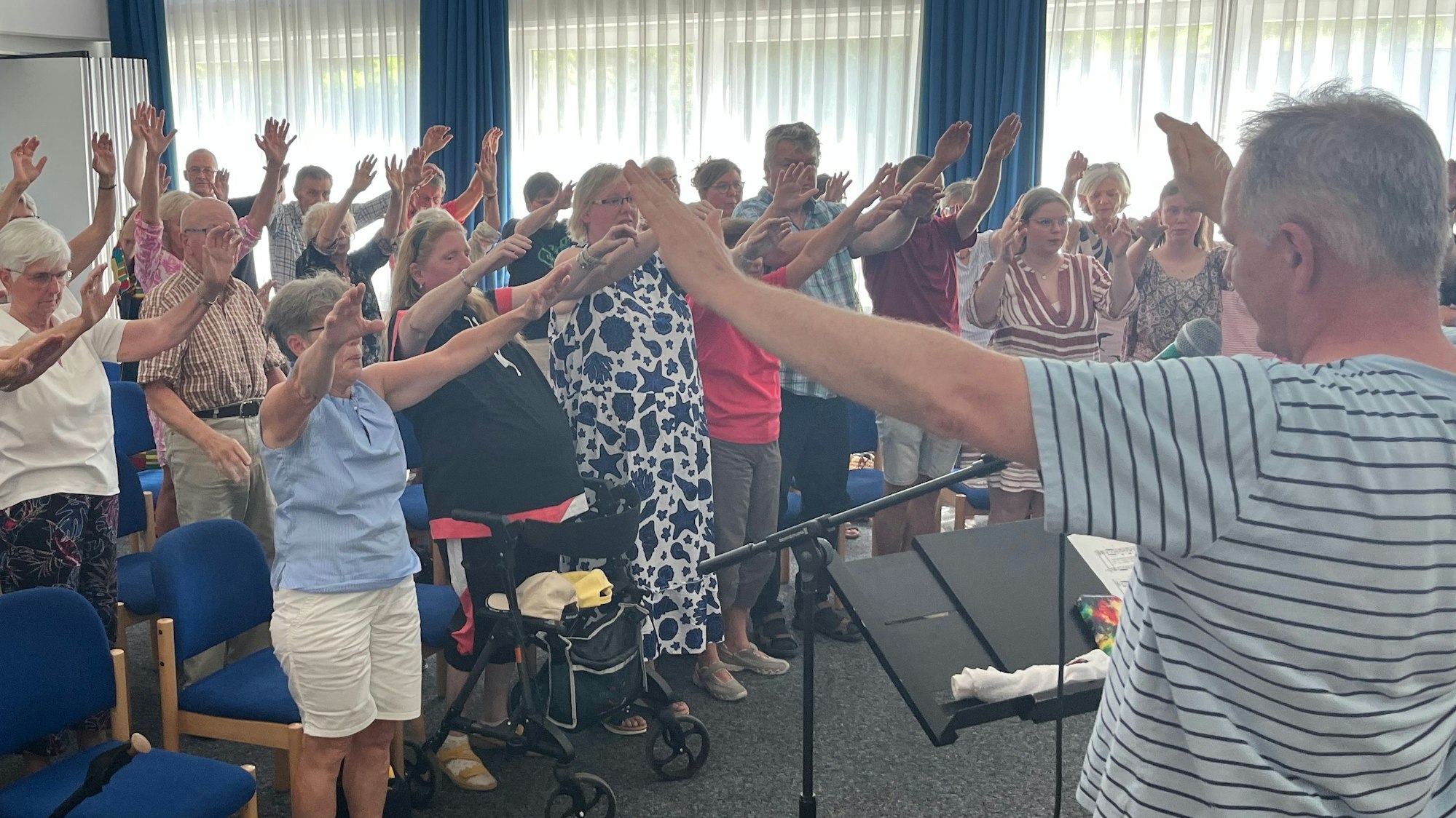 Der Gospelchor „Good news“ feierte mit einer offenen Probe sein 25-jähriges Bestehen. Beim Einsingen ist Bewegung angesagt.