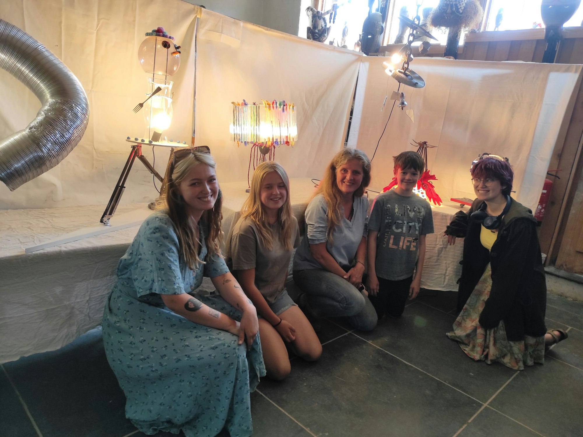 Das Foto zeigt die fünf Kursteilnehmer vor ihren Kunstwerken