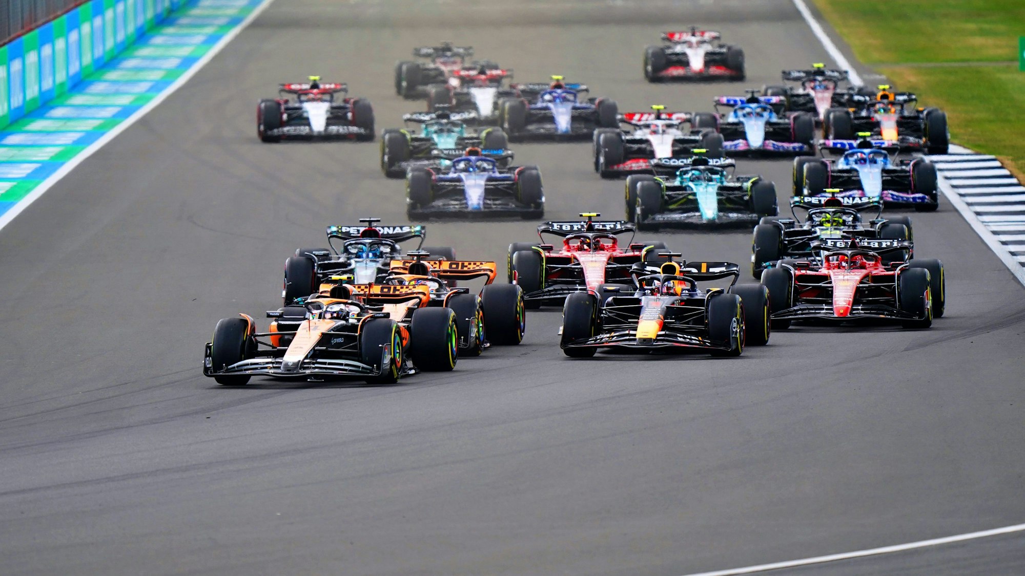 Lando Norris (vorne l.) aus Großbritannien vom Team McLaren führt in der Eröffnungsrunde.