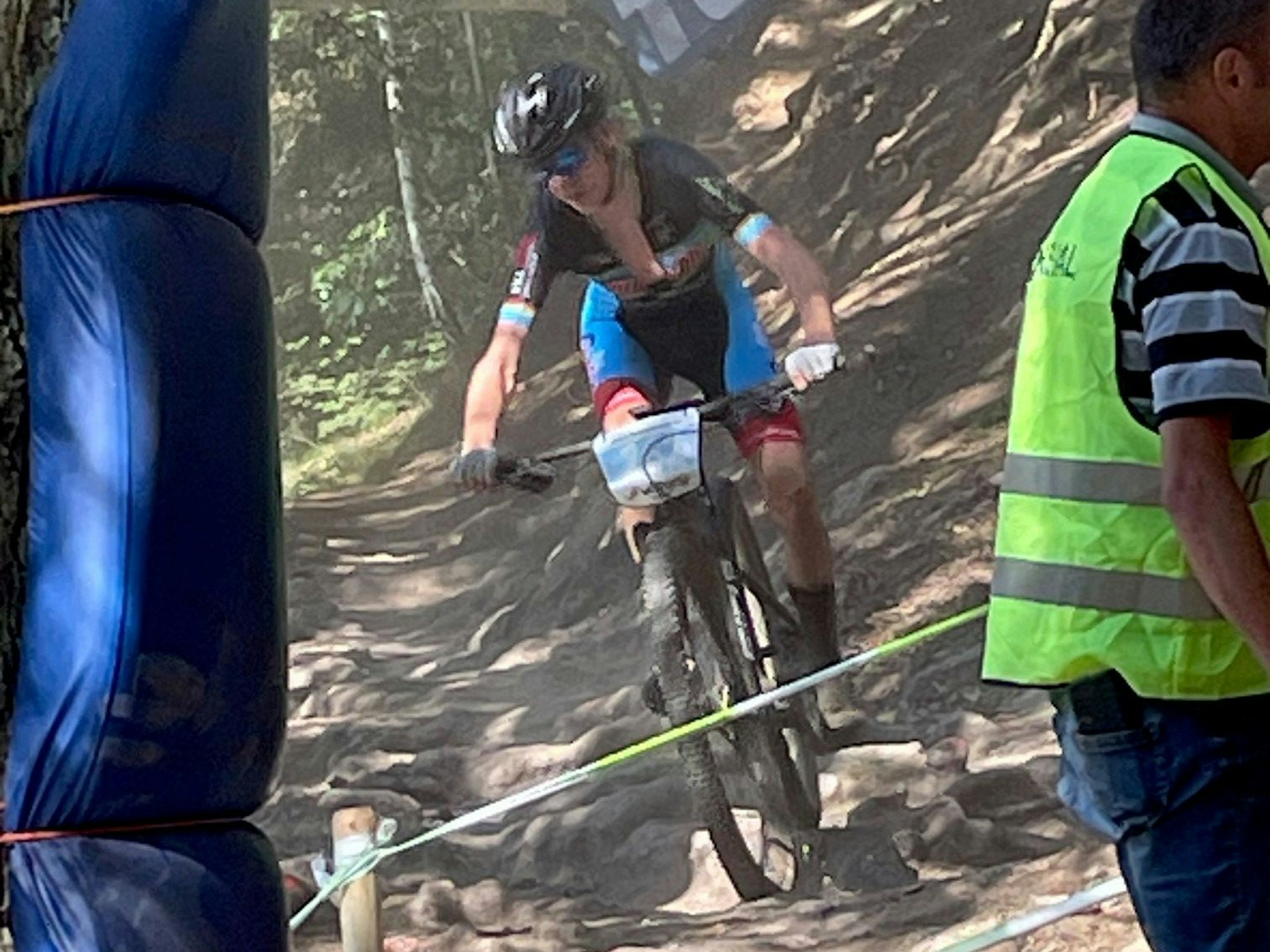 Phil Sawinsky fährt einen steinigen Hang hinab.