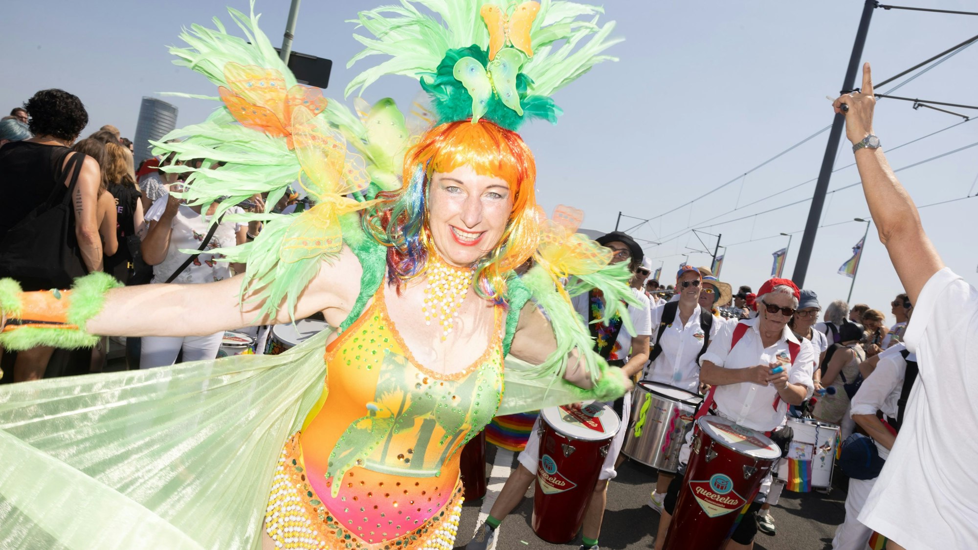 Eine Fantasiegestalt beim Kölner CSD 2023.