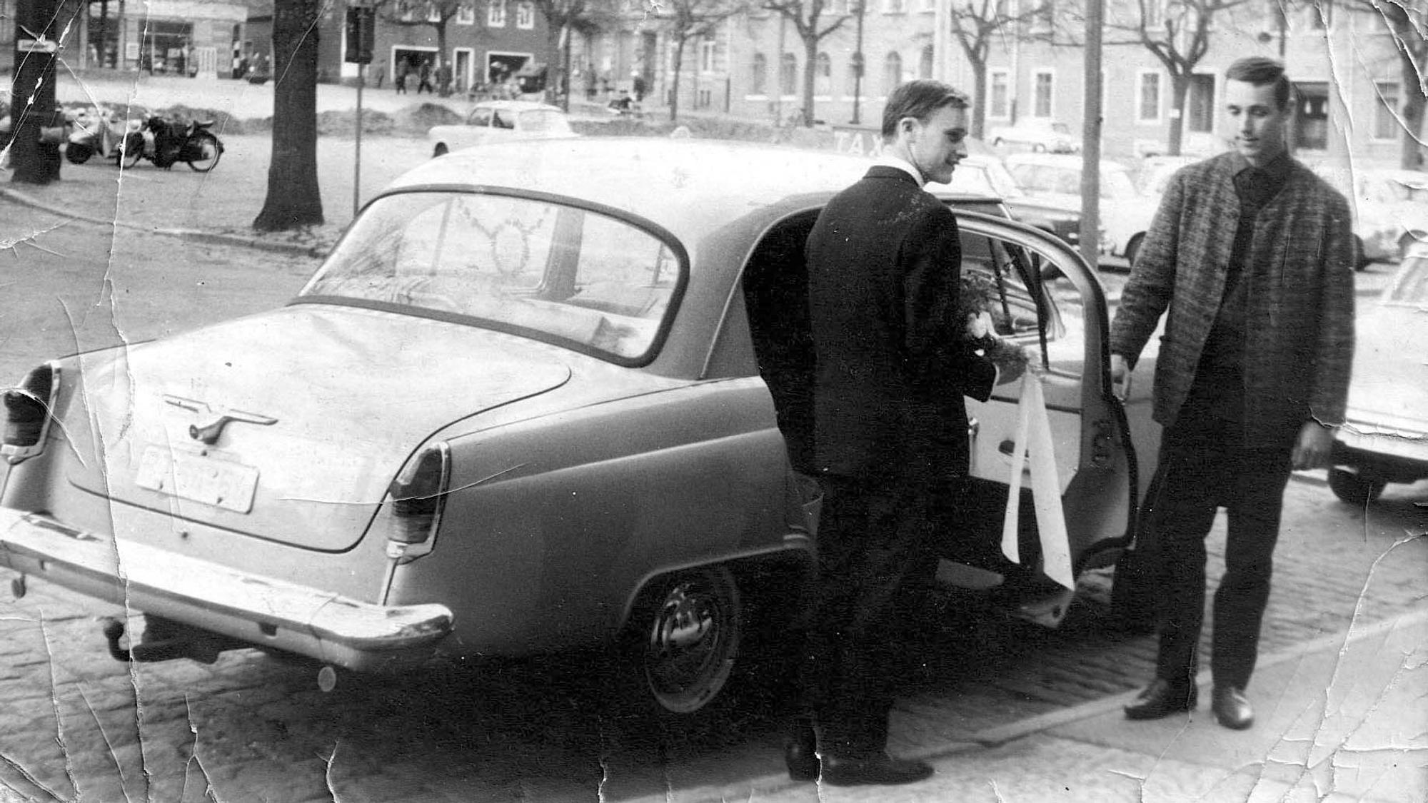 Das Bild zeigt Heinz-Dieter Grau an einem Auto mit einer zweiten Person.