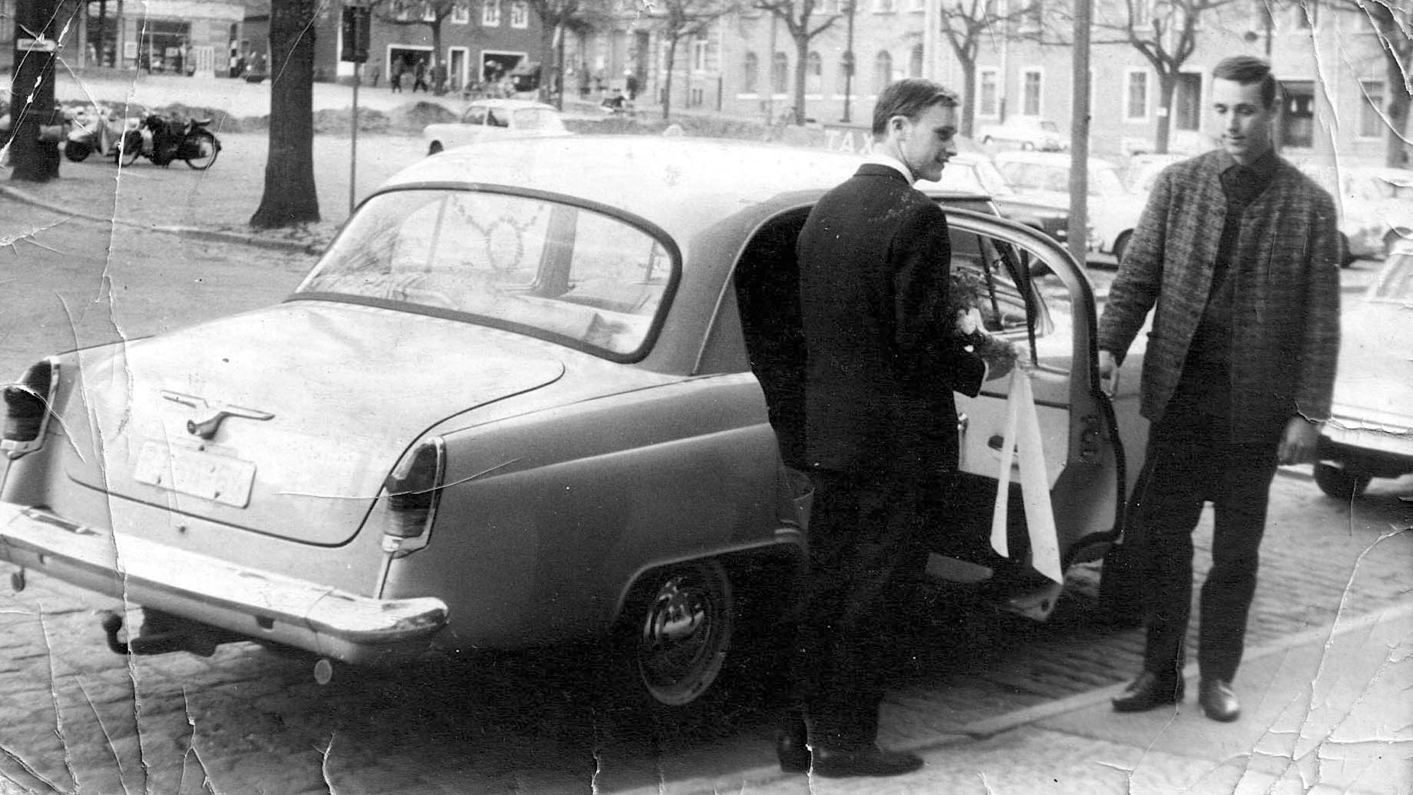 Das Bild zeigt Heinz-Dieter Grau an einem Auto mit einer zweiten Person.