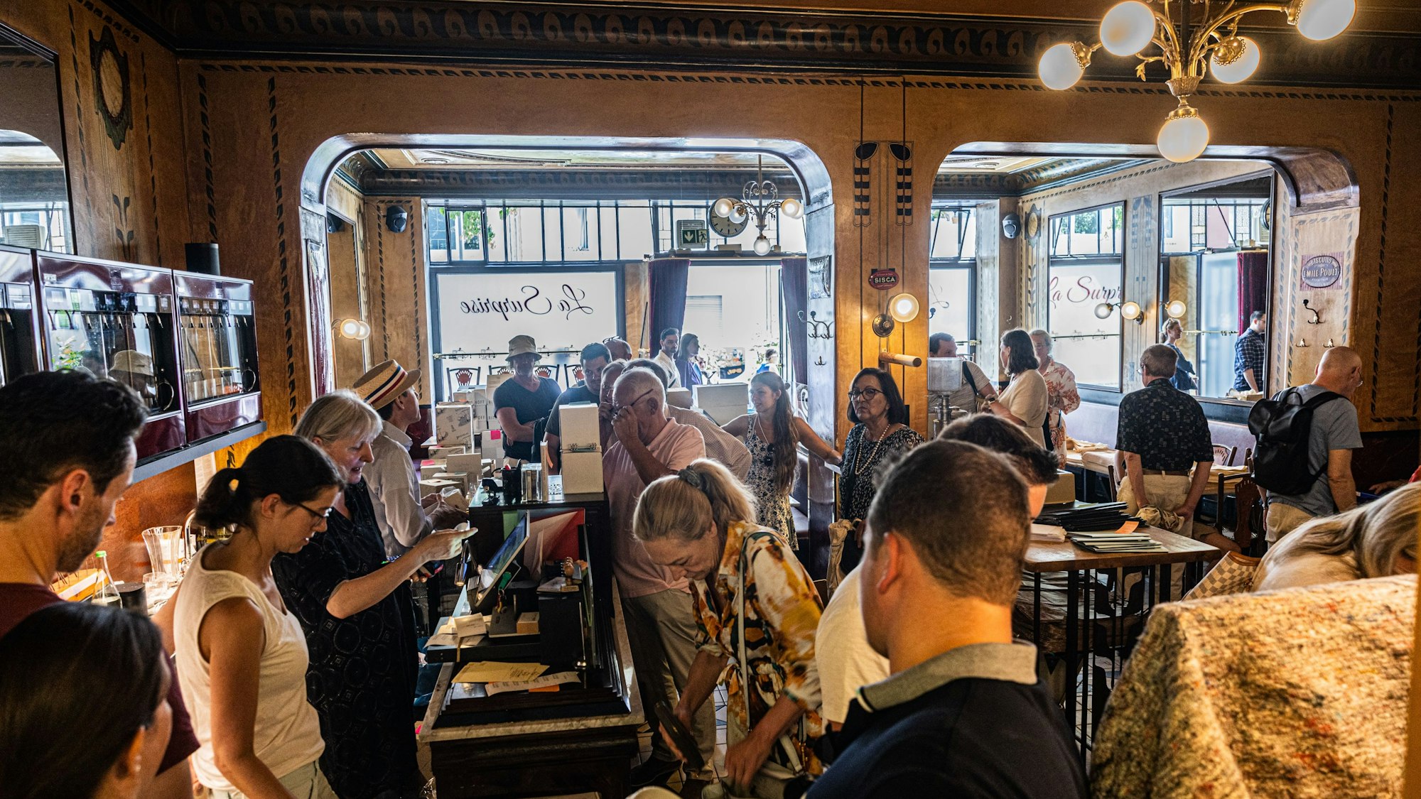 Tischdecken, Tafelsilber, Stühle: Alles musste raus beim Ausverkauf in dem Laden an der Krefelder Straße.