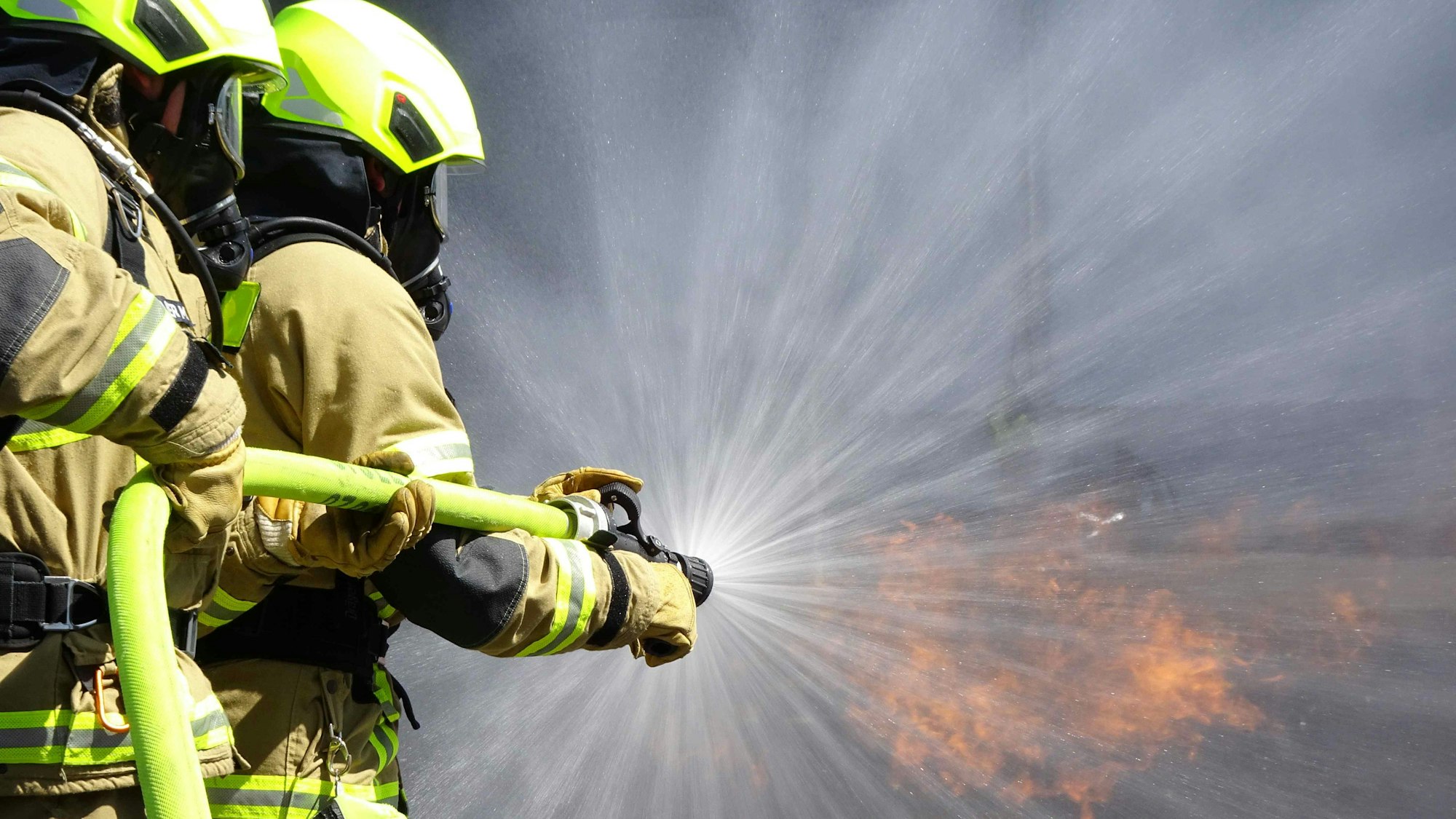 FF Rheinbach: Spezialtraining für sicheres Handeln bei Stromunfällen und Bränden in elektrischen Anlagen.
Auf dem Foto in voller Schutzausrüstung zu sehen sind die zwei Atemschutzträger Marvin Kramer (23 Jahre) und Christian Lücking (22 Jahre) vom Löschzug Rheinbach, die mit Unterstützung von Ausbilder Holger Schultze aus Dortmund (nicht im Bild) einen - simulierten - Brand in einem Transformator löschen.