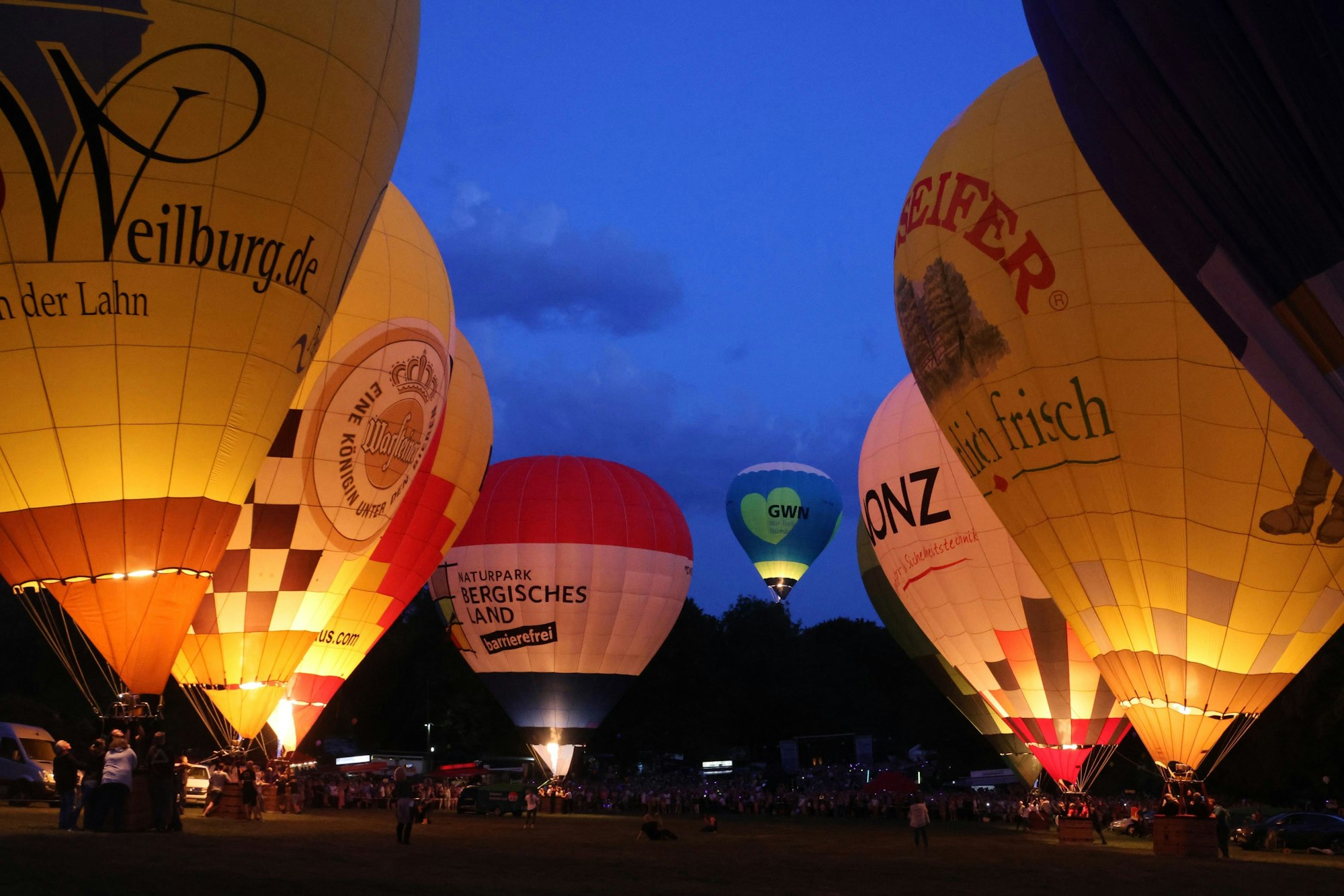 Heißluftballons stehen dicht beieinander auf der Ballonwiese im Nümbrechter Kurpark..