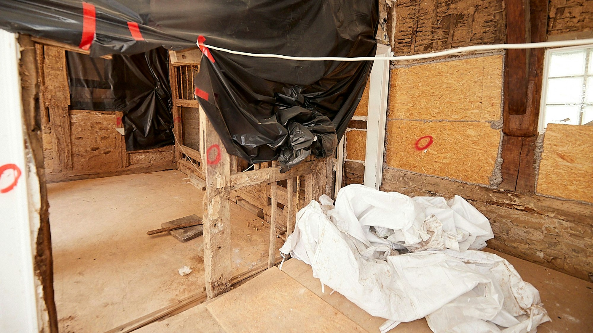 In der ehemaligen Gaststätte der Brauerei Hendrichs sind die Folgen der Flutkatastrophe noch deutlich zu sehen: Der Putz ist von den Wänden geschlagen, einige Stellen sind mit Folien provisorisch verschlossen.