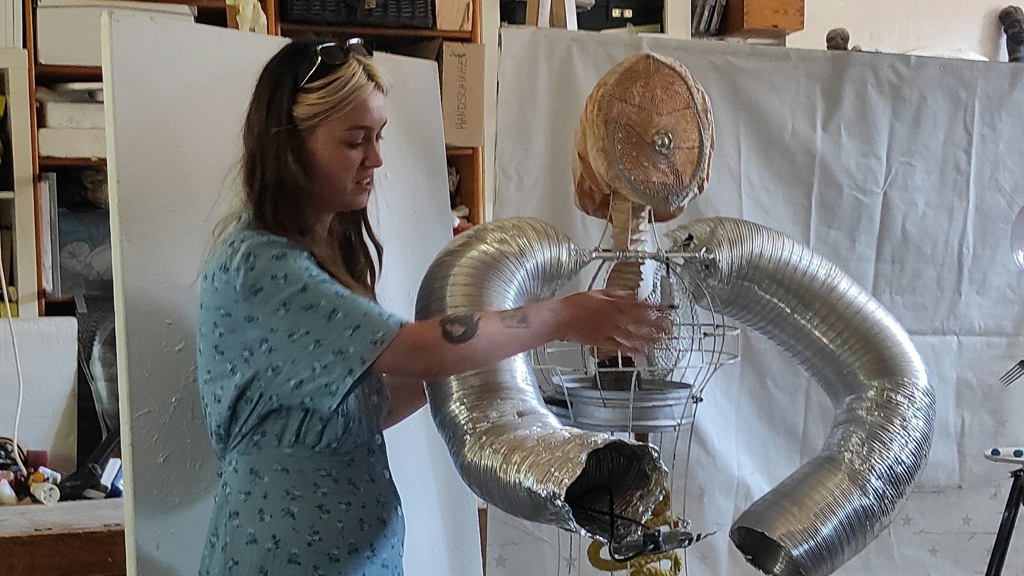 Das Bild zeigt eine Teilnehmerin an einer Figurenlampe, die die Leuchtquelle an der Stelle des Herzens hat.