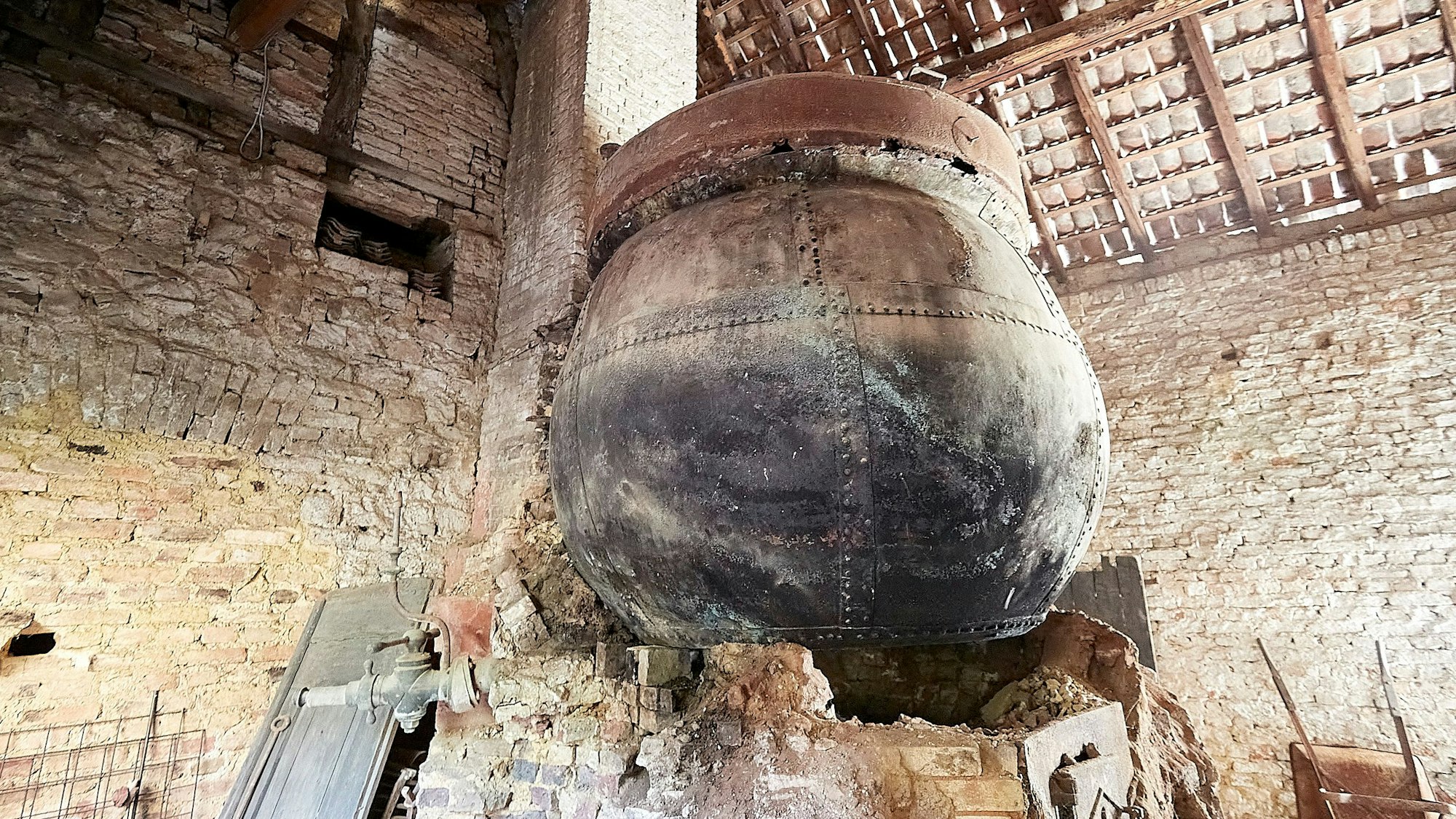 In der Brauerei Hendrichs wurde einst in Bad Münstereifel Bier gebraut. Das Bild zeigt den kupfernen Braukessel, der dort noch vorhanden ist.