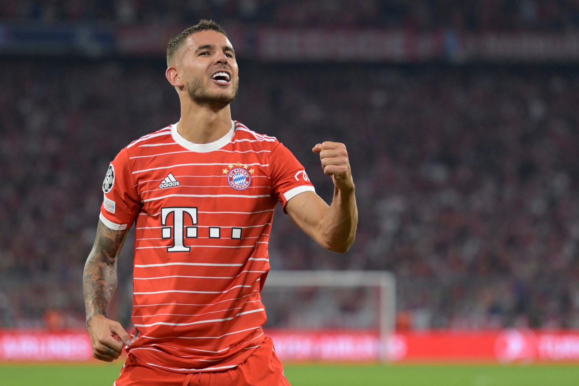 Lucas Hernández ballt die Faust im Dress von Bayern München.