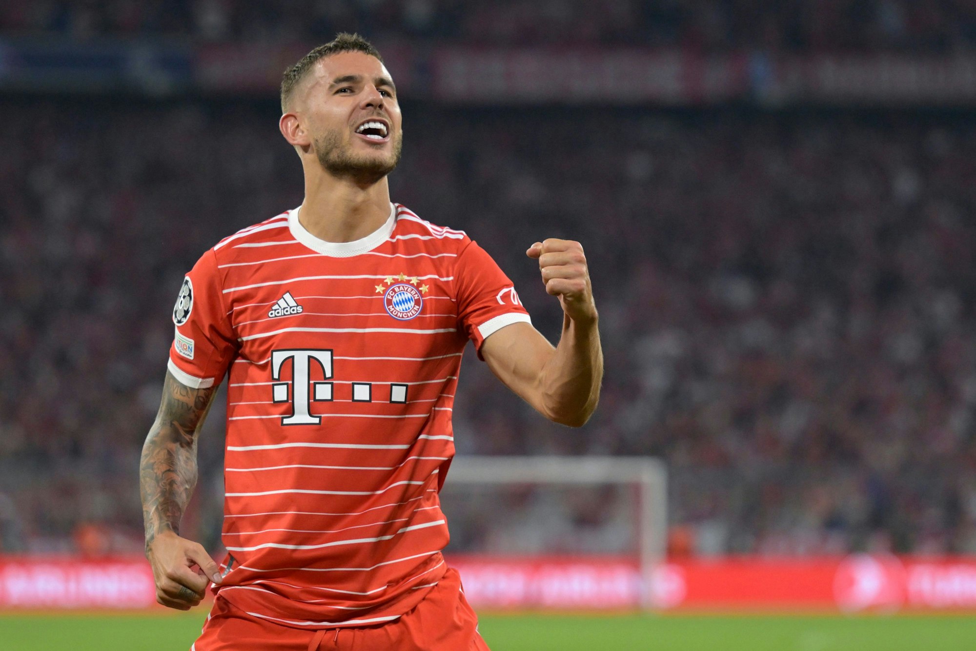 Lucas Hernández ballt die Faust im Dress von Bayern München.