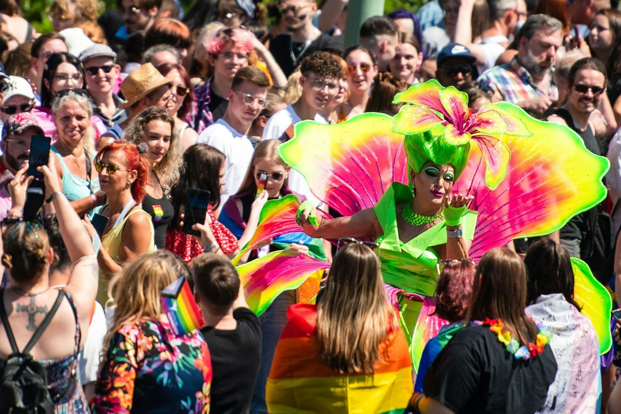 ARCHIV - 03.07.2022, Nordrhein-Westfalen, Köln: Teilnehmer einer Parade zum Christopher Street Day (CSD) ziehen durch die Stadt. Mehr als eine Million Zuschauer werden am Sonntag zu der Demonstration erwartet. Der Kölner CSD ist eine der größten Veranstaltungen der LGBTIQ-Community in Europa. (zu dpa: «So lang wie noch nie: CSD-Demonstration zieht durch Köln») Foto: Marius Becker/dpa +++ dpa-Bildfunk +++