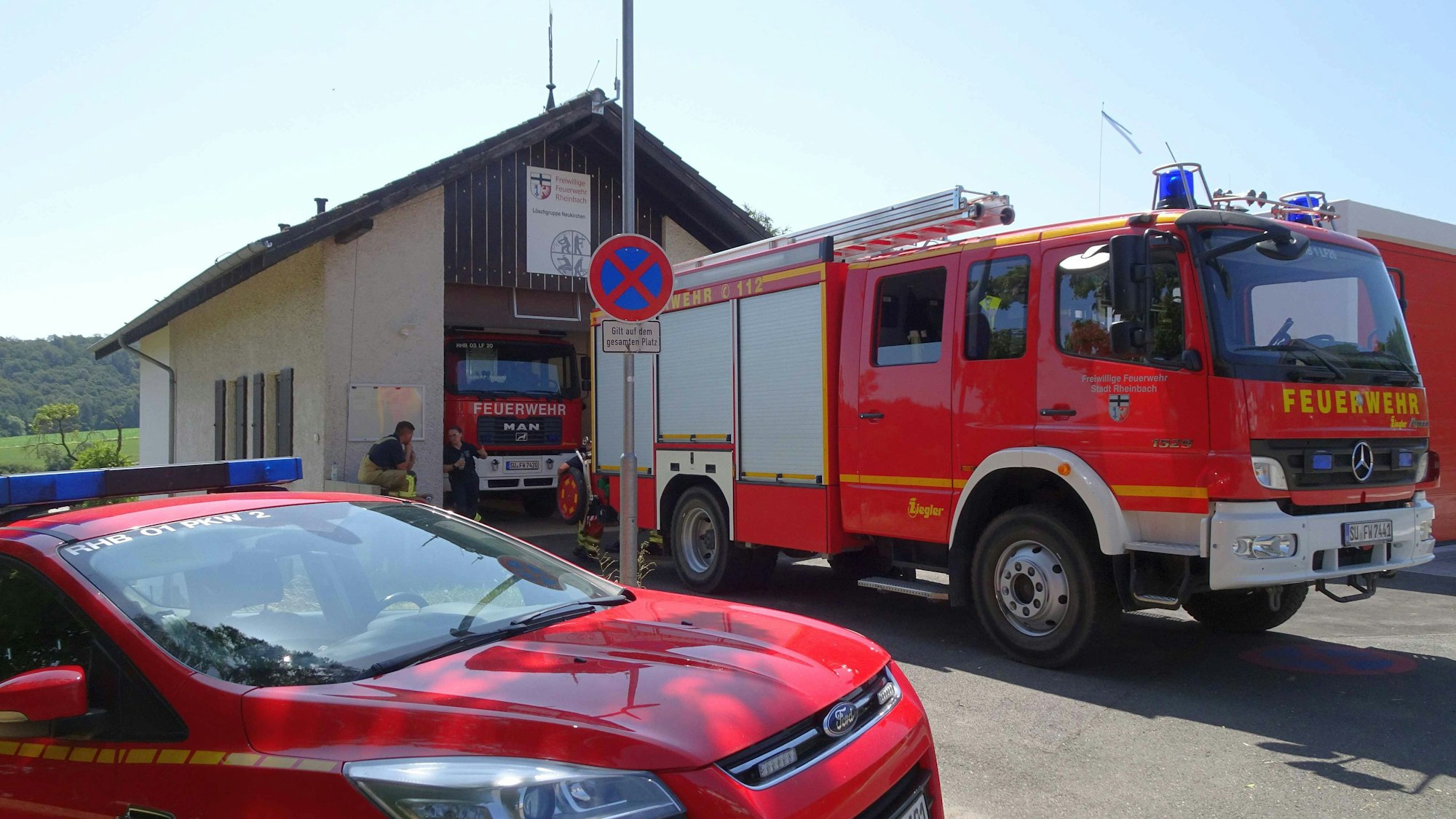 Im Gerätehaus in Neukirchen trafen sich die Freiwilligen zu der Übung.