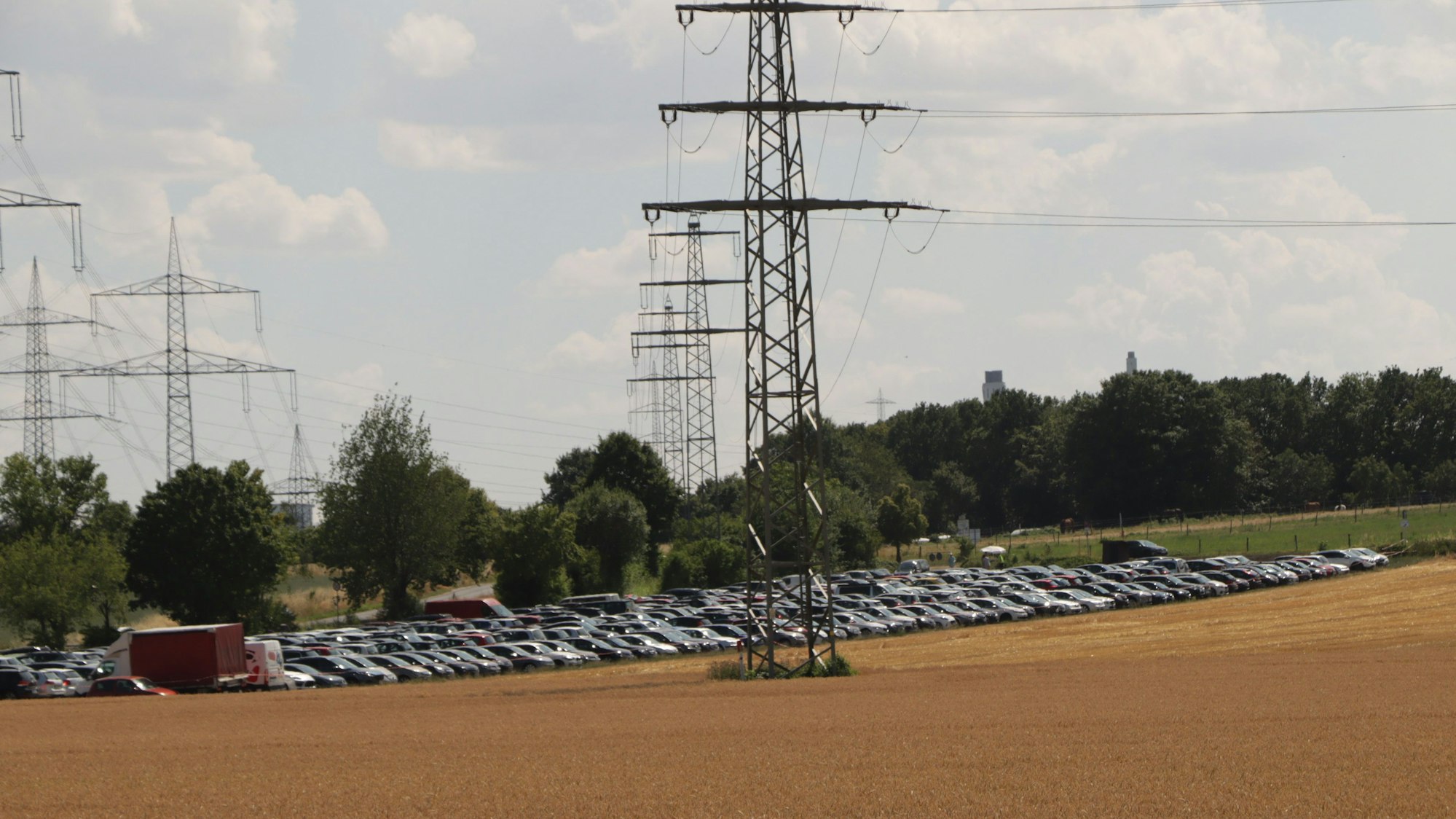Das Bild zeigt einen vollen Parkplatz am Otto-Maigler-See in Hürth