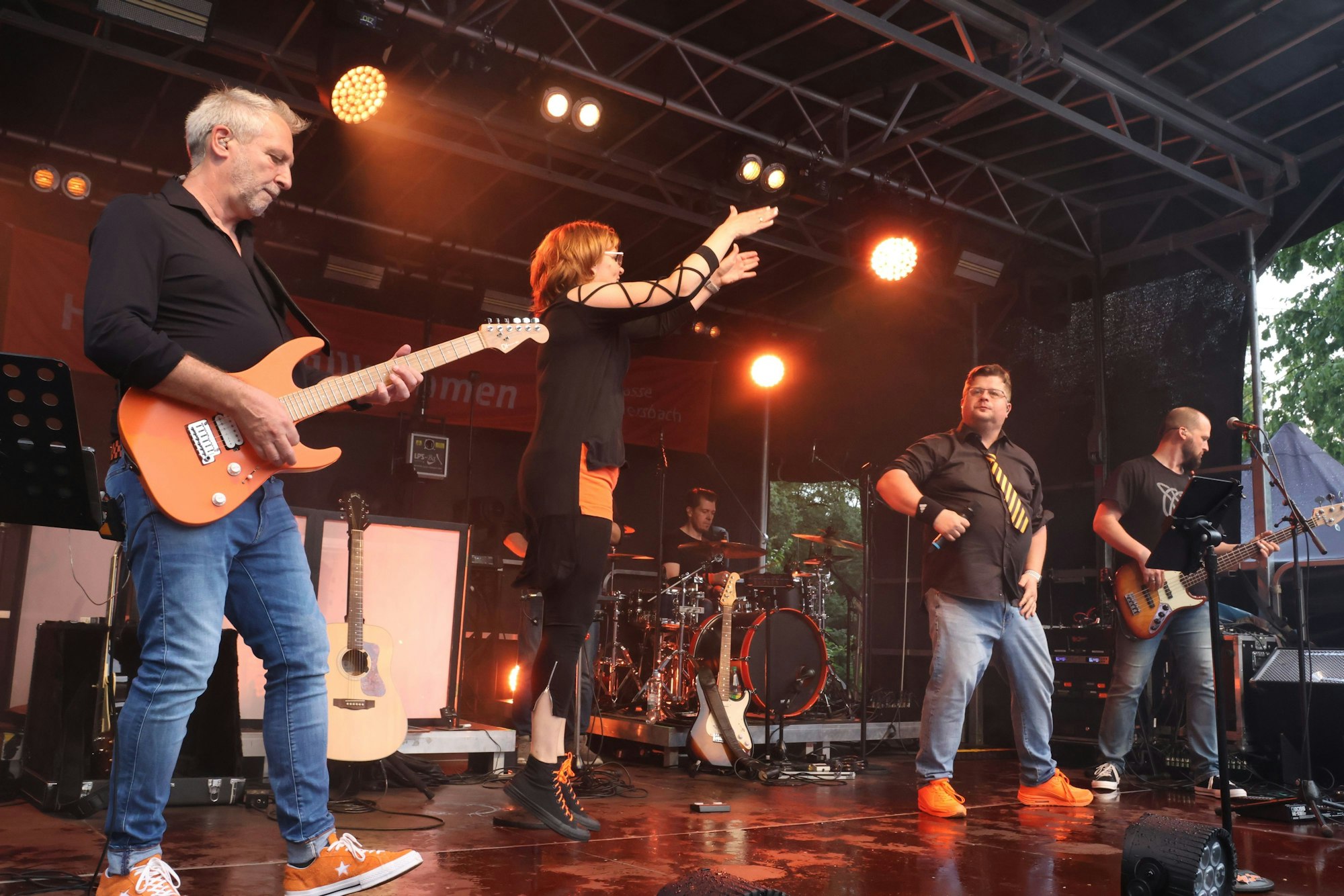 Fünf Musiker stehen auf einer Gruppe, die Band „Hot Stuff“ bei ihrem Auftritt im Nümbrechter Kurpark.