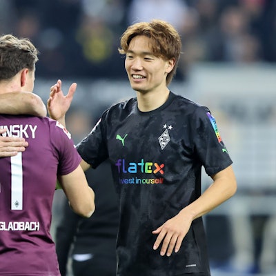 Ko Itakura feiert mit seinen Teamkollegen