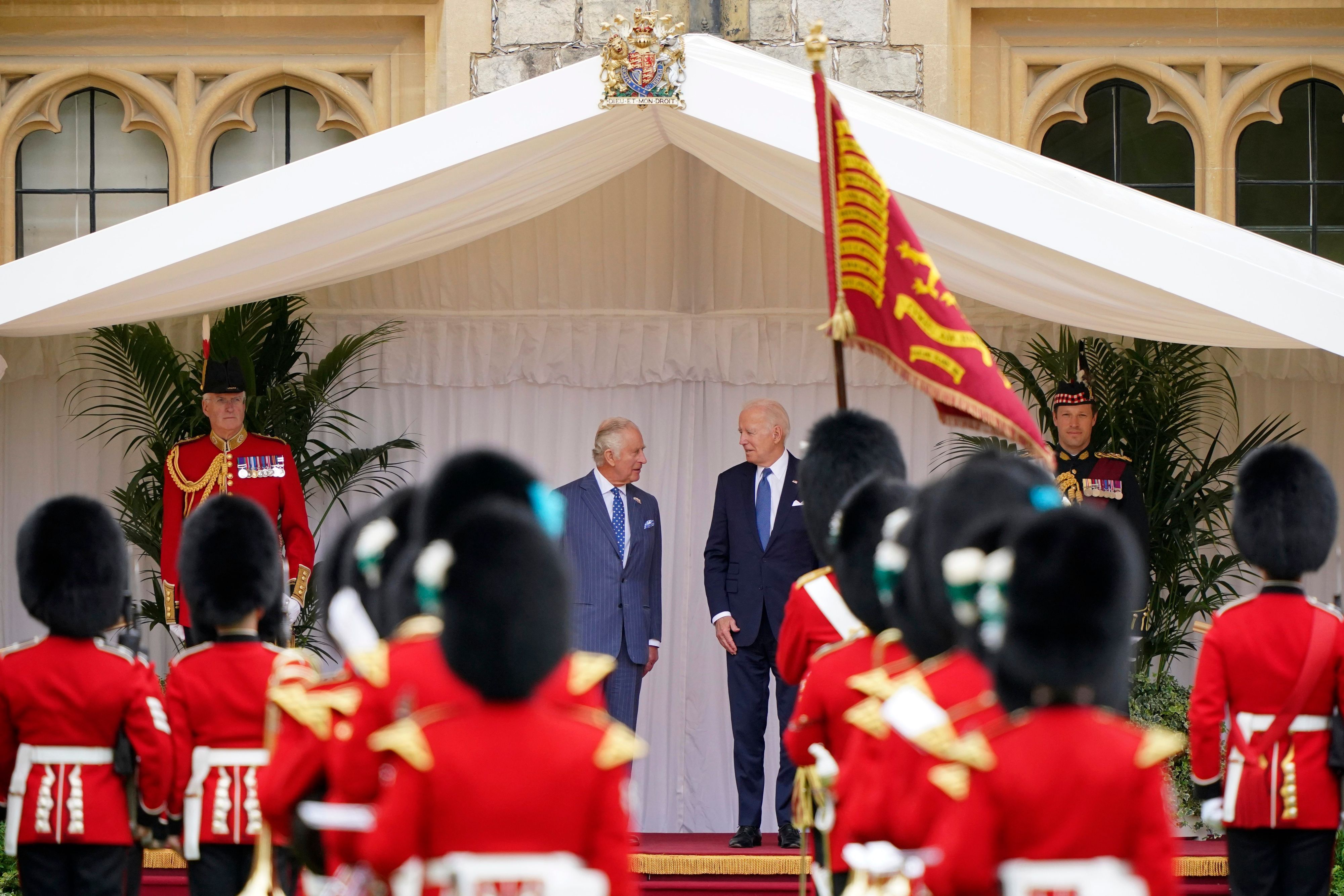 Großbritanniens König Charles III. und US-Präsident Joe Biden während der Begrüßungszeremonie auf Schloss Windsor.