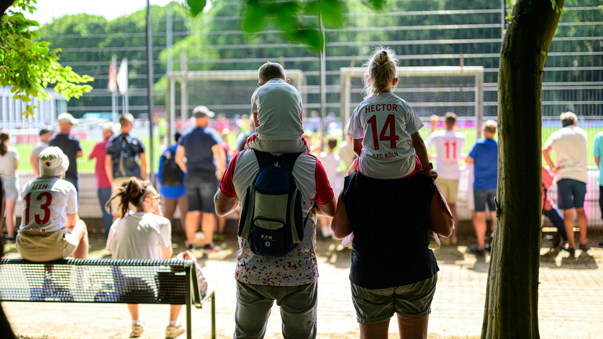 Jung und alt trafen sich am Geißbockheim.