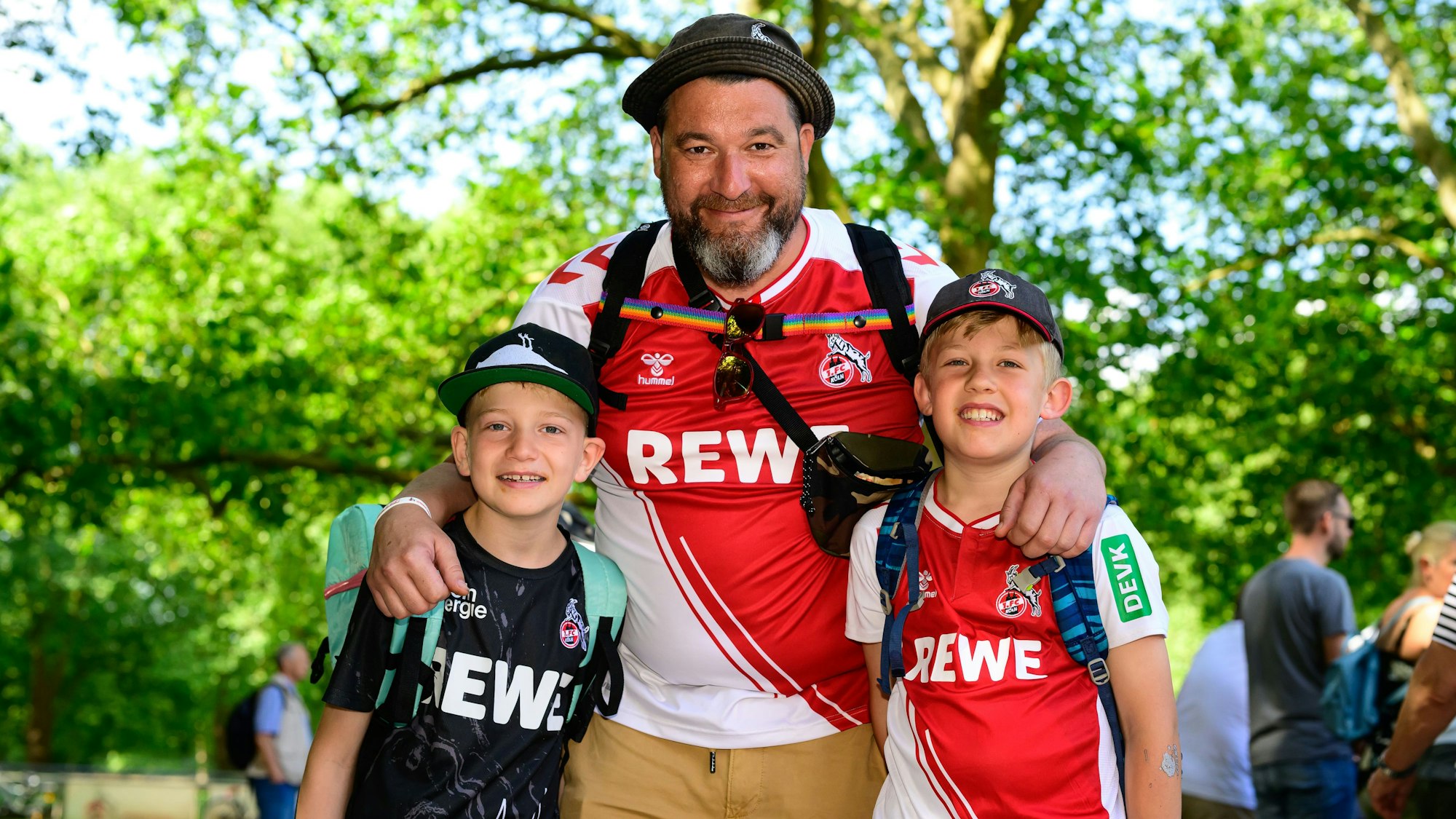 Benjamin Belgrath mit Sohn Freddy und dessen Kumpel Bosse beim Trainingsauftakt des 1. FC Köln.