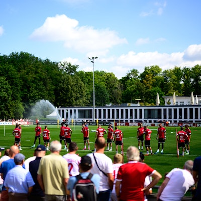 Rund 1000 Fans verfolgten den Trainingsauftakt des 1. FC Köln am Geißbockheim.