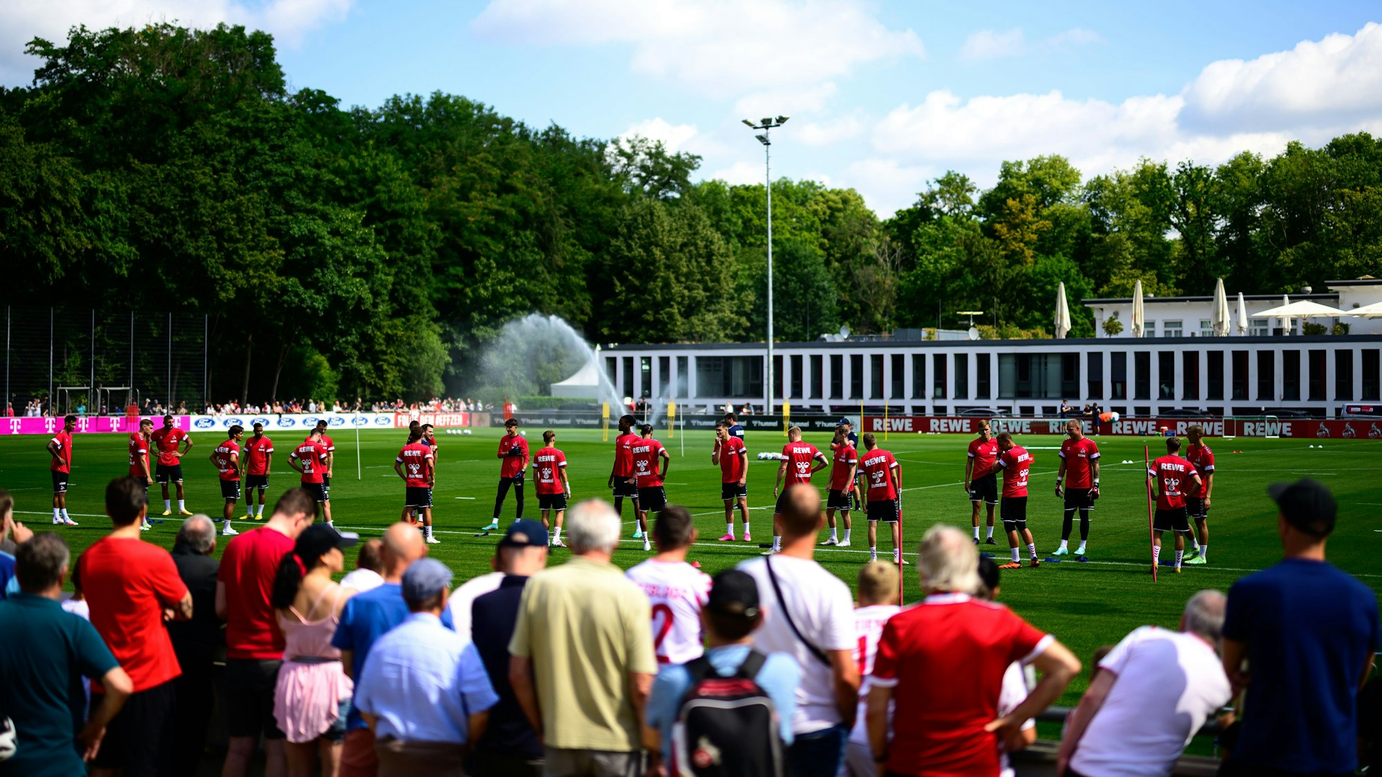 Rund 1000 Fans verfolgten den Trainingsauftakt des 1. FC Köln am Geißbockheim.