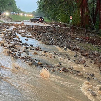 Bei heftigen Regenfällen im US-Bundesstaat New York ist Medienberichten zufolge mindestens ein Mensch ums Leben gekommen.