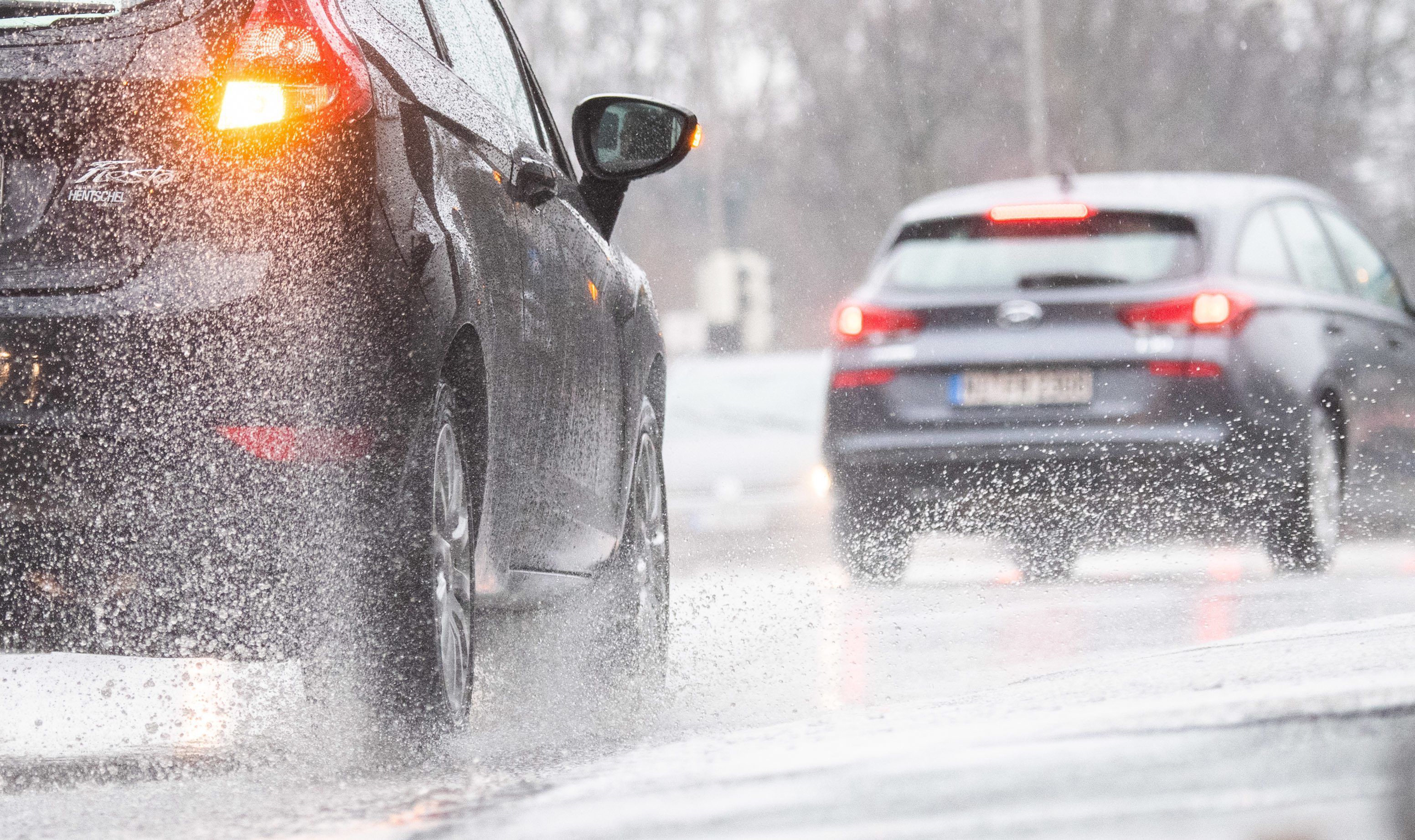 Unter erschwerten Bedingungen: Bei Regen sollten Autofahrerinnen und Autofahrer besonders umsichtig unterwegs sein.