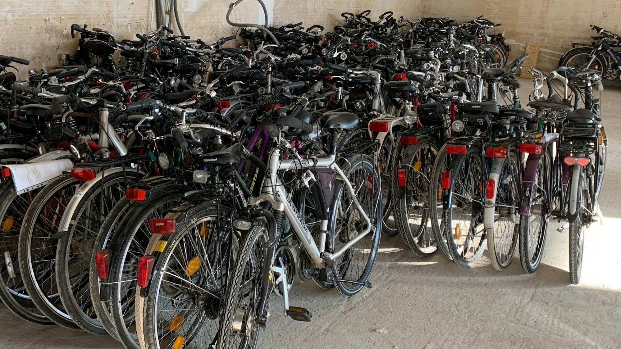 In einer Lagerhalle stehen viele Fahrräder.