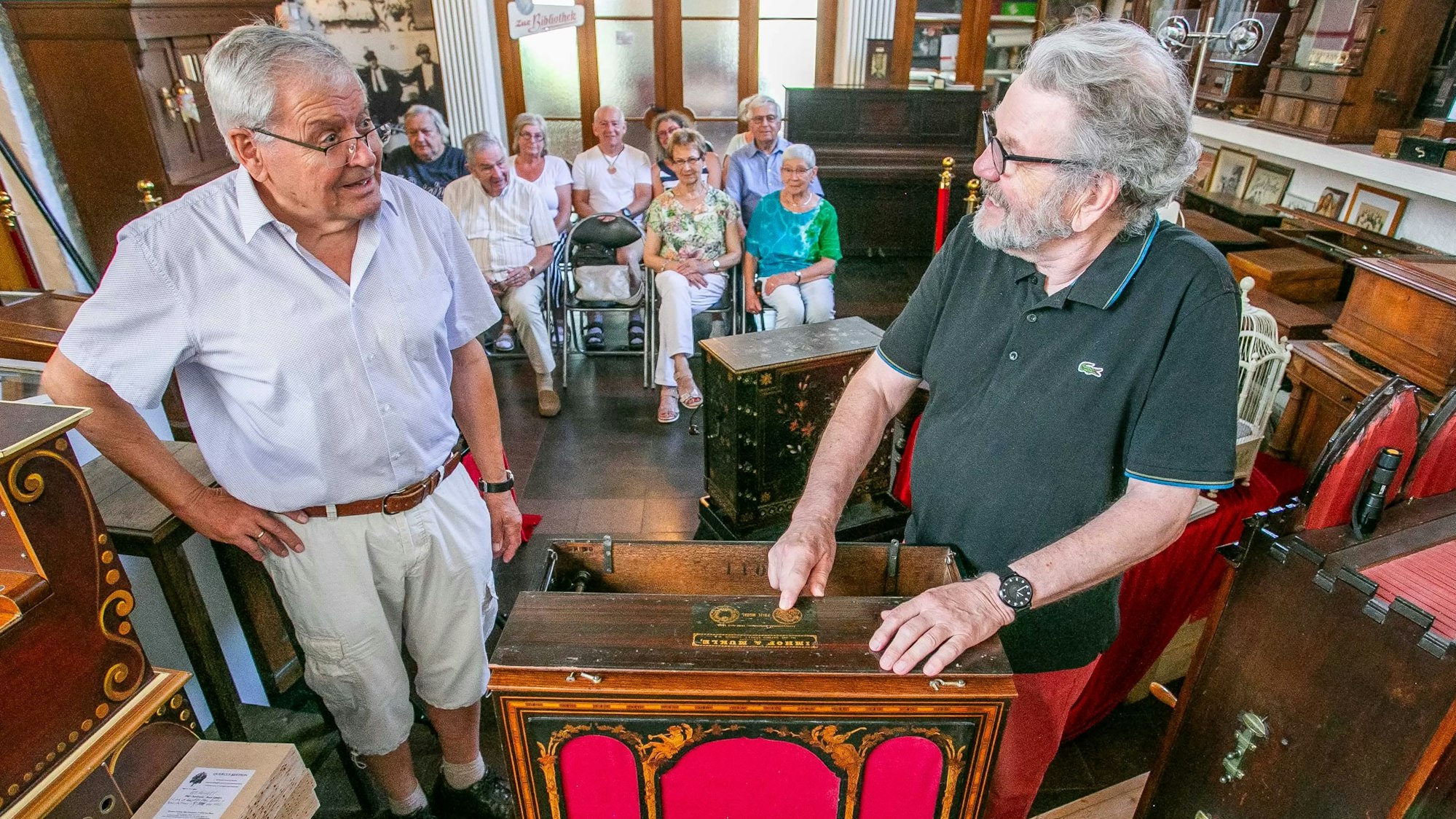 Dr. Ullrich Wimmer führt eine Drehorgel vor.