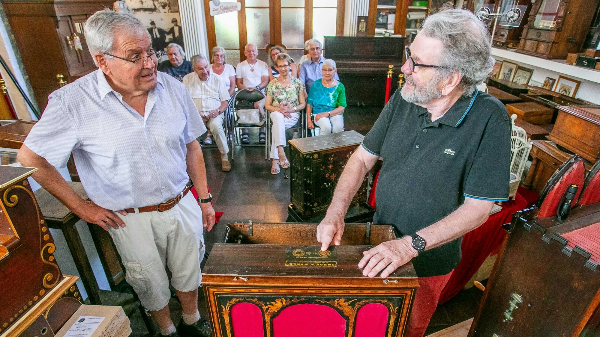 Dr. Ullrich Wimmer führt eine Drehorgel vor.