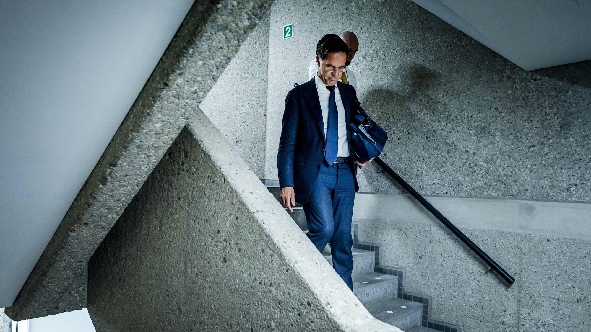 Mark Rutte geht eine Treppe hinunter.