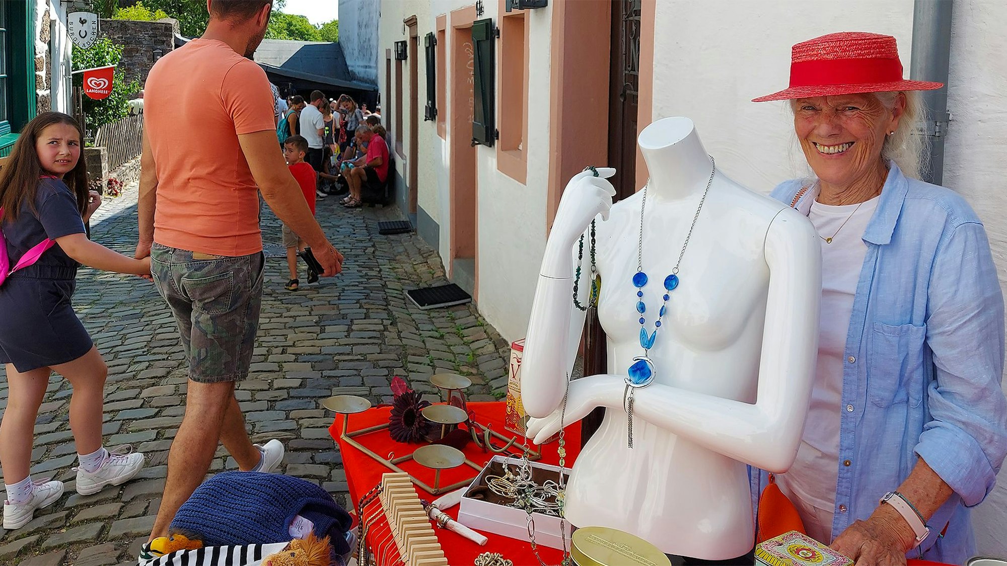 Eine Anbieterin präsentiert den Schmuck.