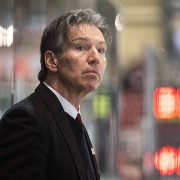 Trainer Uwe Krupp von den Haien verfolgt das Spiel. Zur neuen Saison haben die Haie Verteidiger Andrej Šustr verpflichtet.