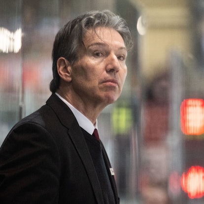 Trainer Uwe Krupp von den Haien verfolgt das Spiel. Zur neuen Saison haben die Haie Verteidiger Andrej Šustr verpflichtet.