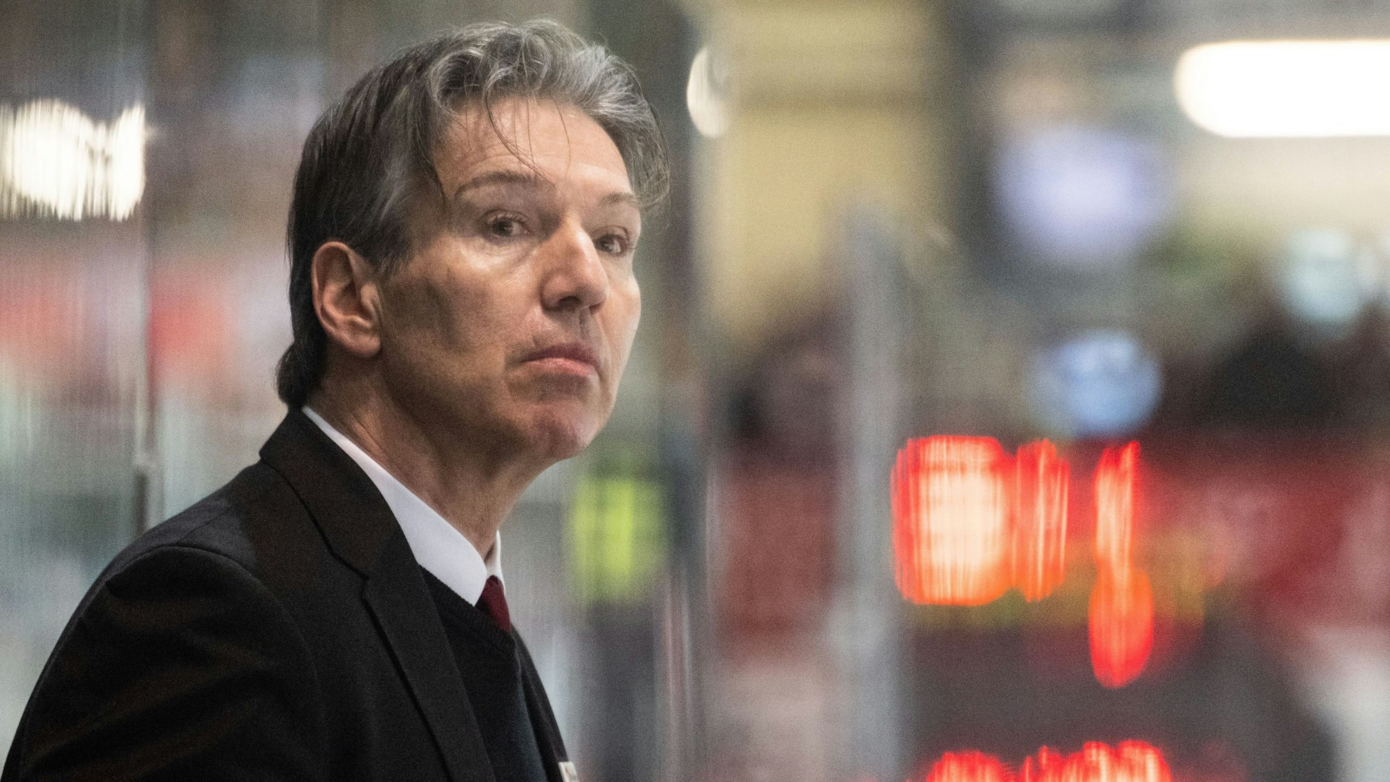 Trainer Uwe Krupp von den Haien verfolgt das Spiel. Zur neuen Saison haben die Haie Verteidiger Andrej Šustr verpflichtet.