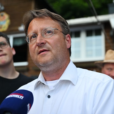 Der Wahlsieger des Thüringer Kreis Sonneberg, Robert Sesselmann (AfD), hat mit einer Rede an einer Grundschule eine Debatte ausgelöst.