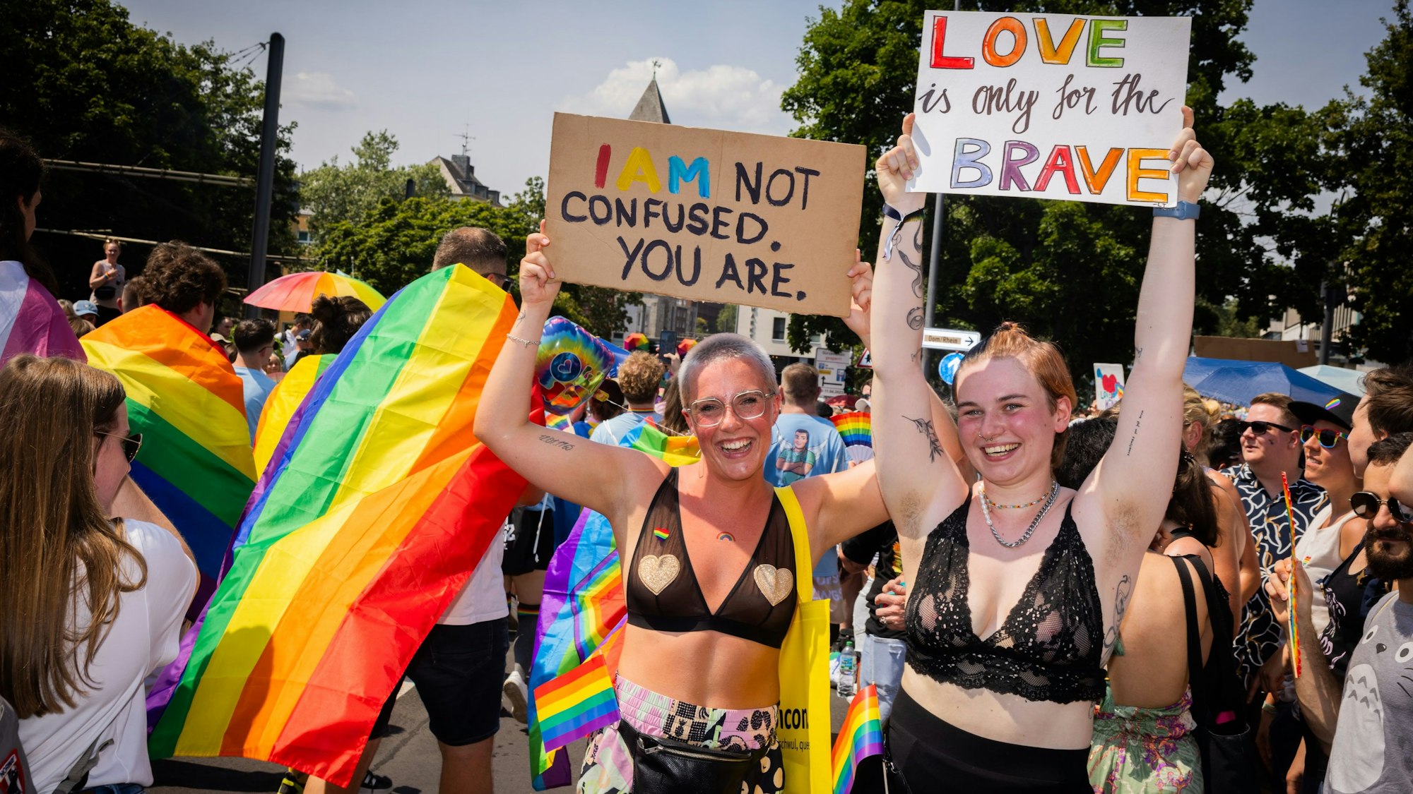 Menschen demonstrieren beim Kölner CSD 2023.