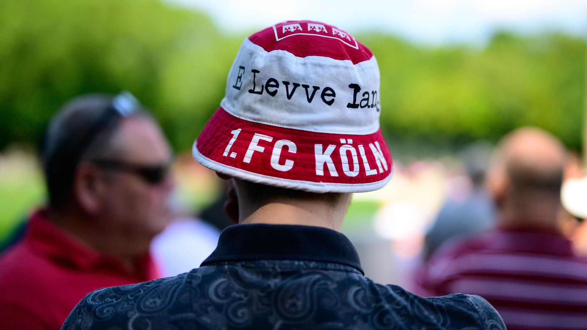 E levve lang: Manche Fans nahmen stundenlange Zugfahrten auf sicht, um beim Trainingsauftakt dabei zu sein.