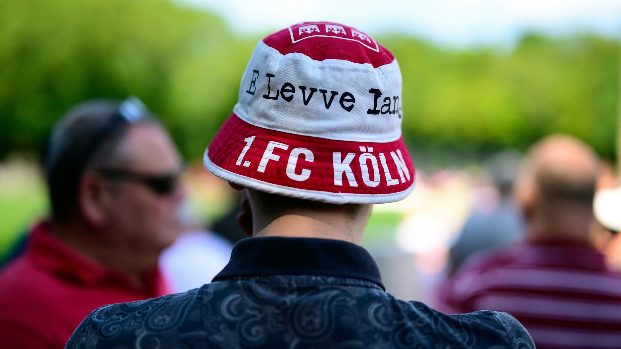 E levve lang: Manche Fans nahmen stundenlange Zugfahrten auf sicht, um beim Trainingsauftakt dabei zu sein.