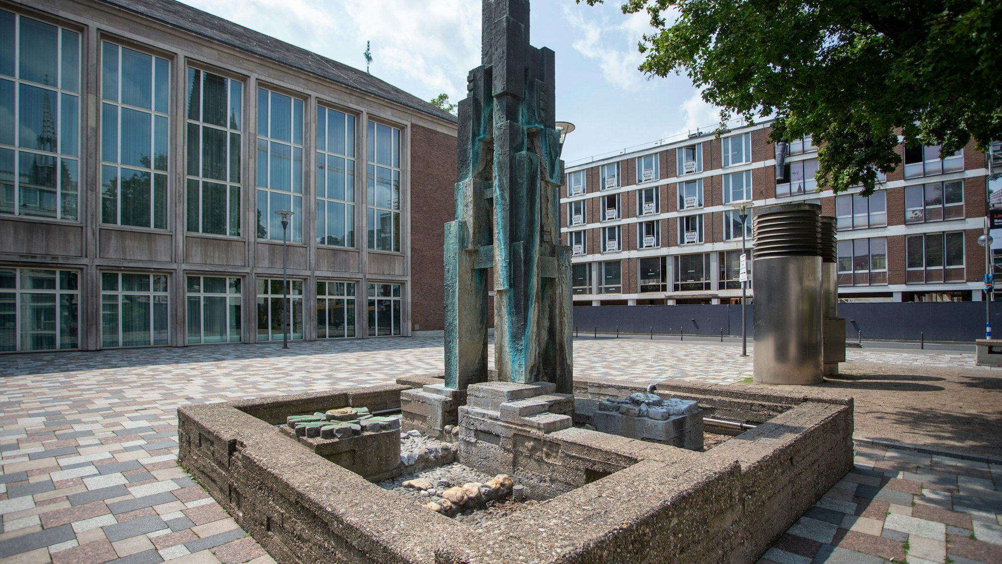 Auch der Rathausbrunnen am Spanischen Bau ist derzeit wasserlos.